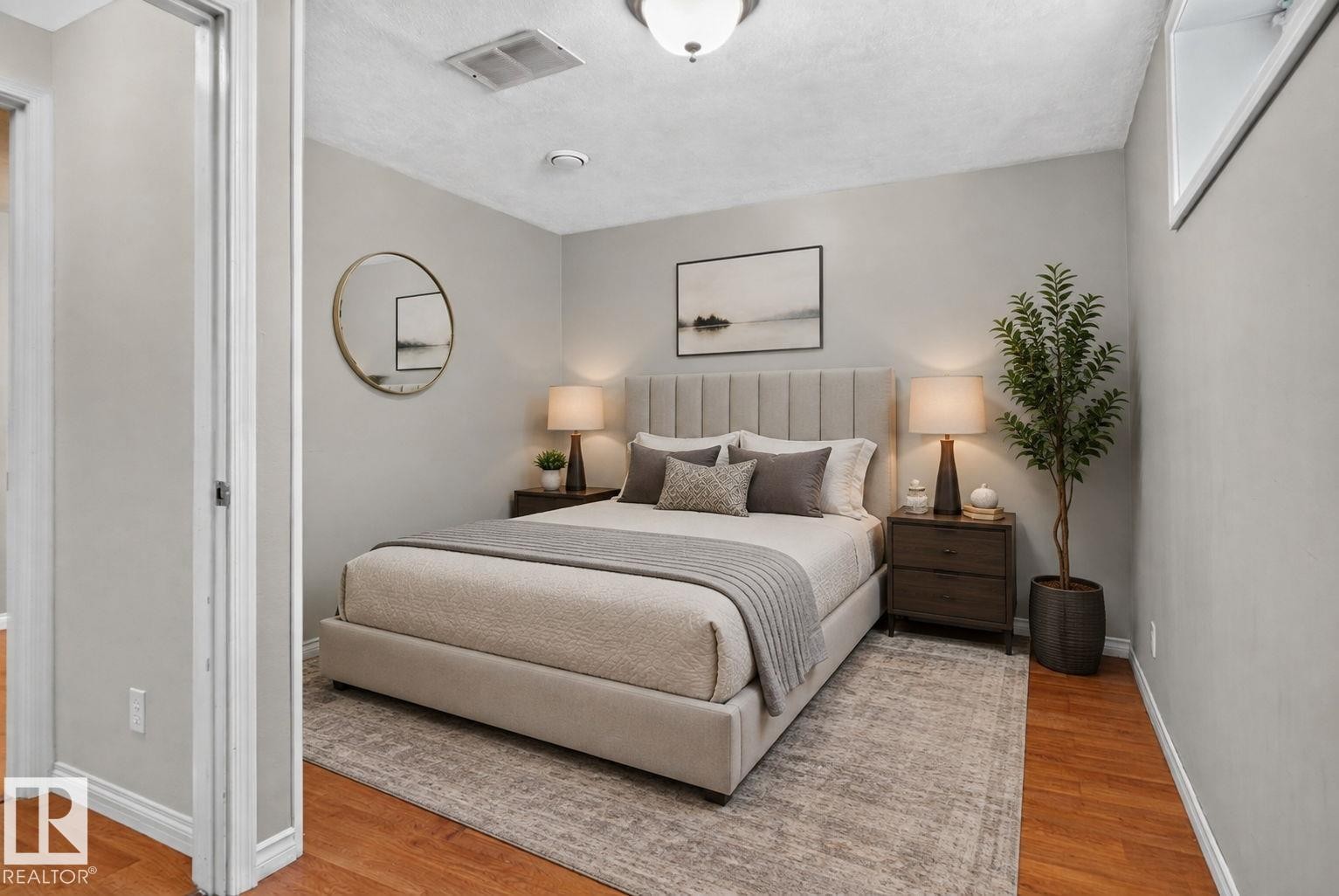 Wood-finish flooring, neutral wall paint, and a ceiling-mounted light fixture - 8923 173 Avenue Nw, Edmonton, AB