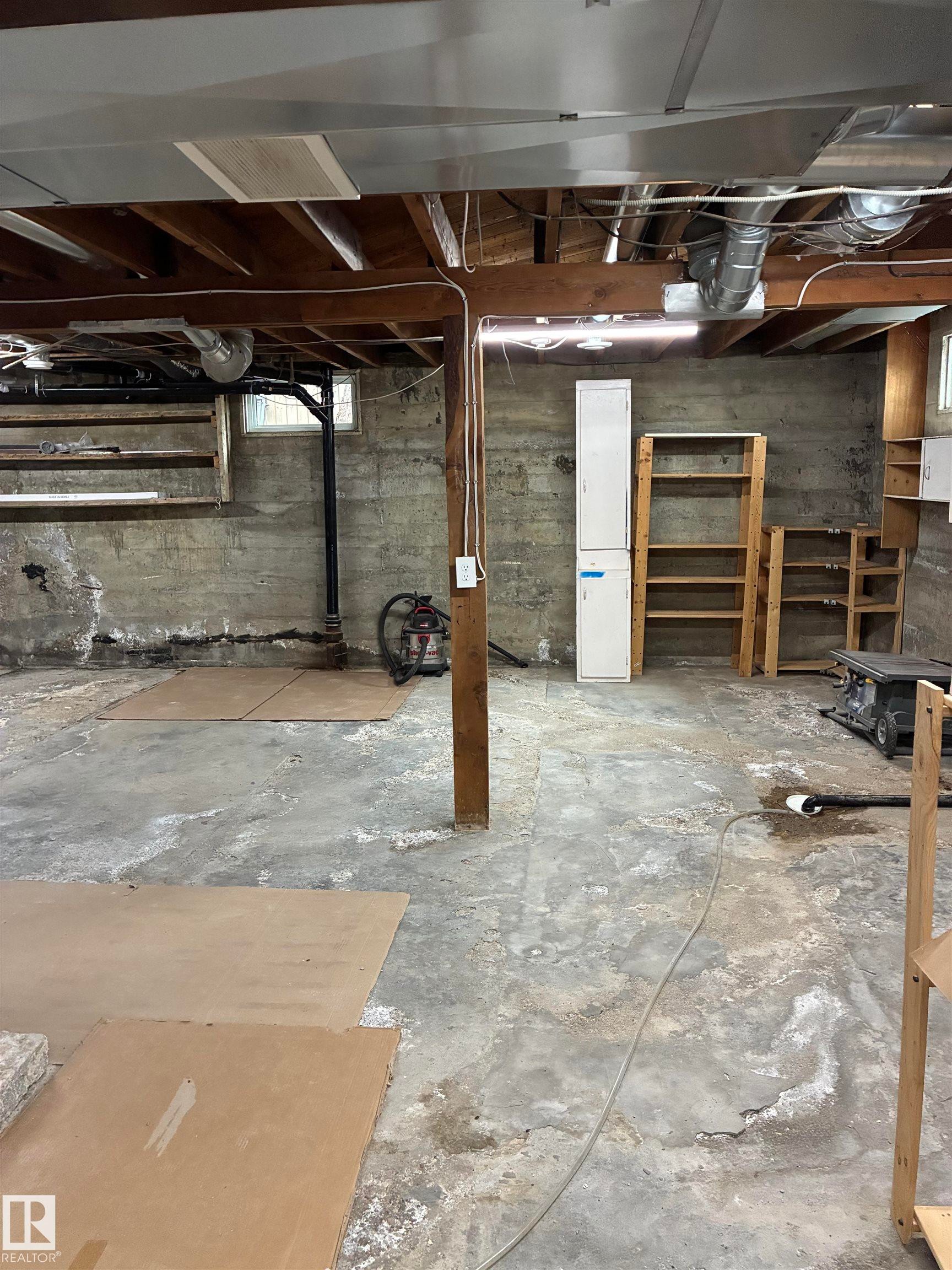 5240 55 Avenue, Viking, AB - Indoor Photo Showing Garage