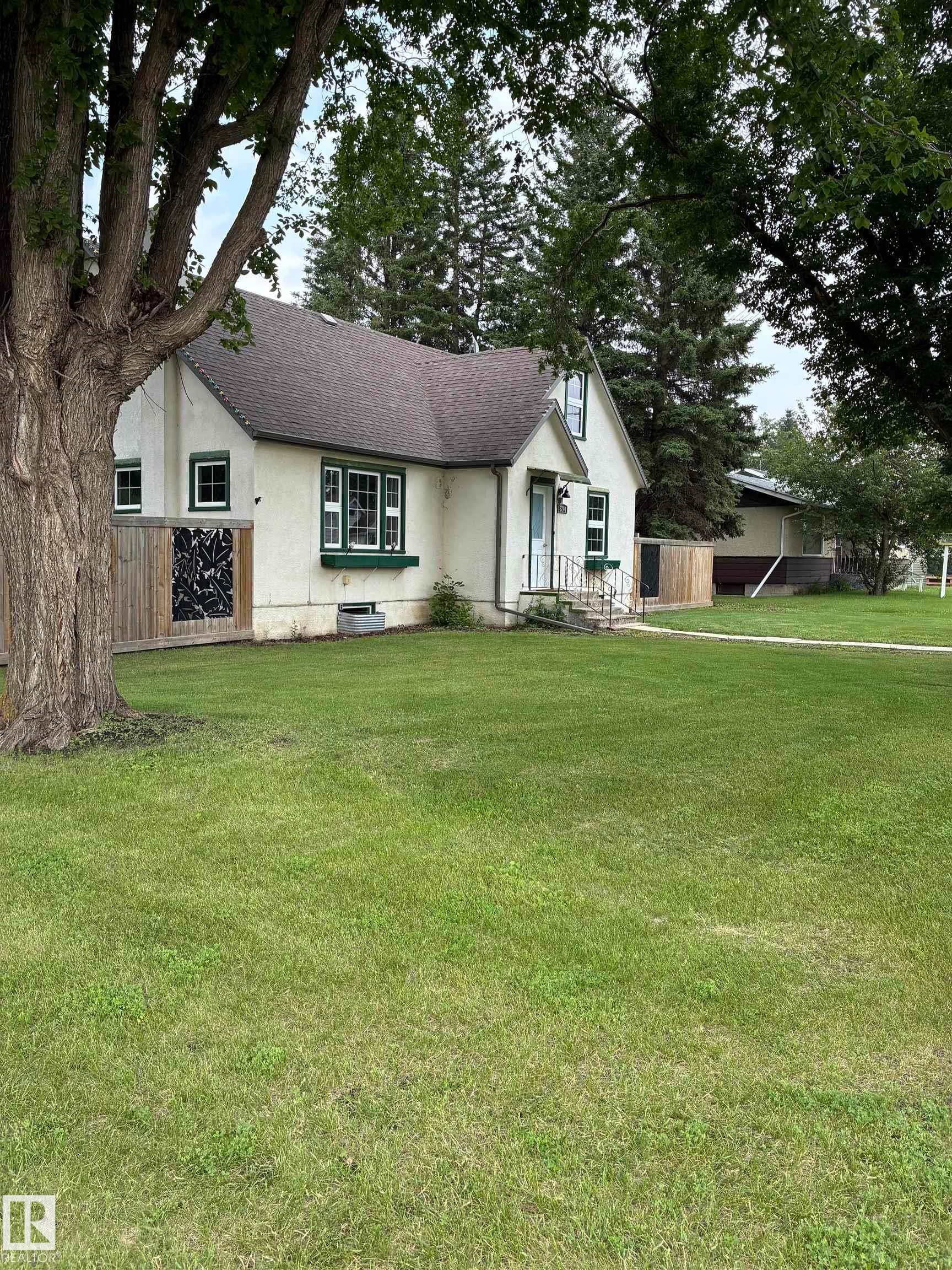 5240 55 Avenue, Viking, AB - Outdoor