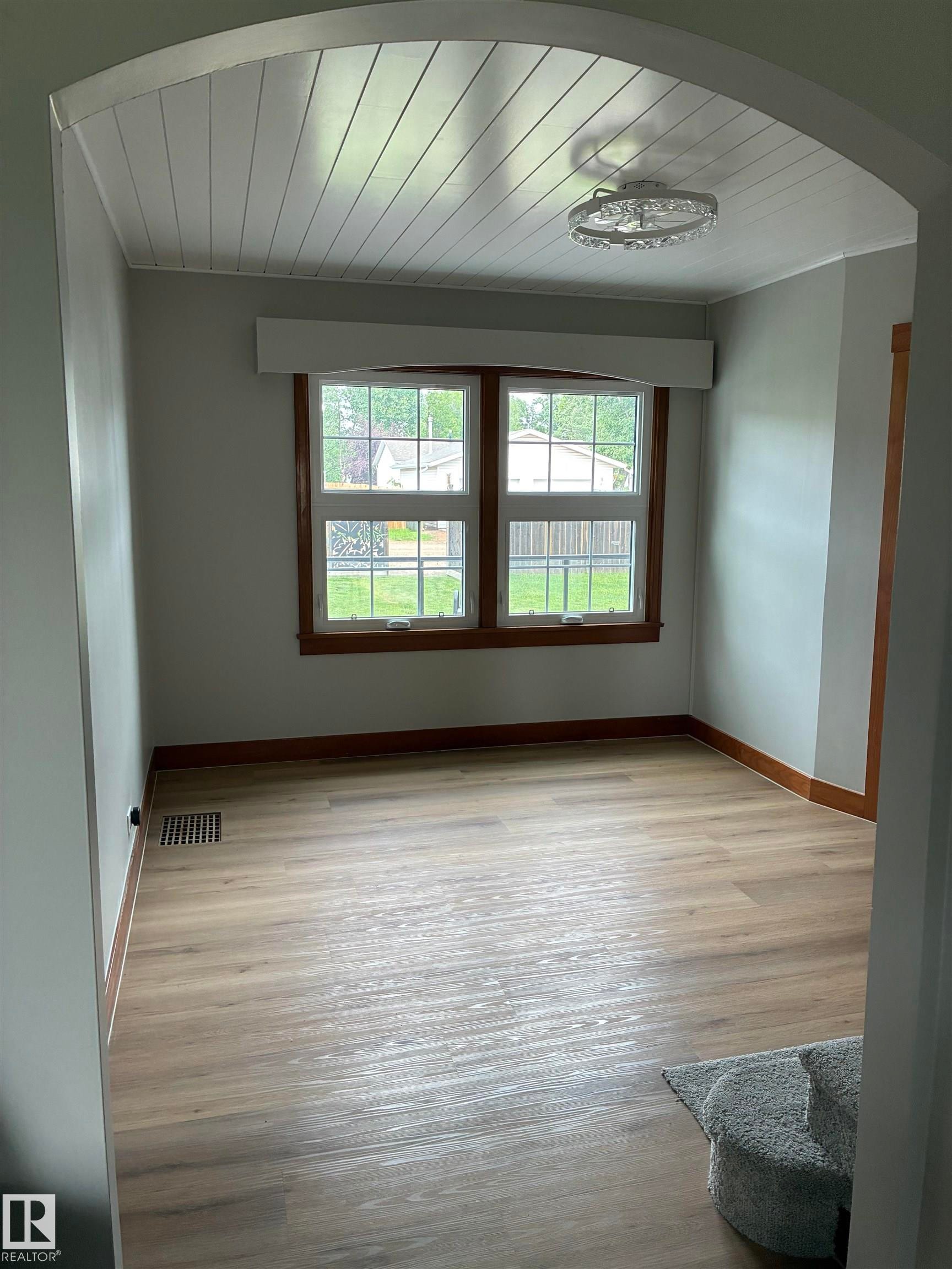 5240 55 Avenue, Viking, AB - Indoor Photo Showing Other Room