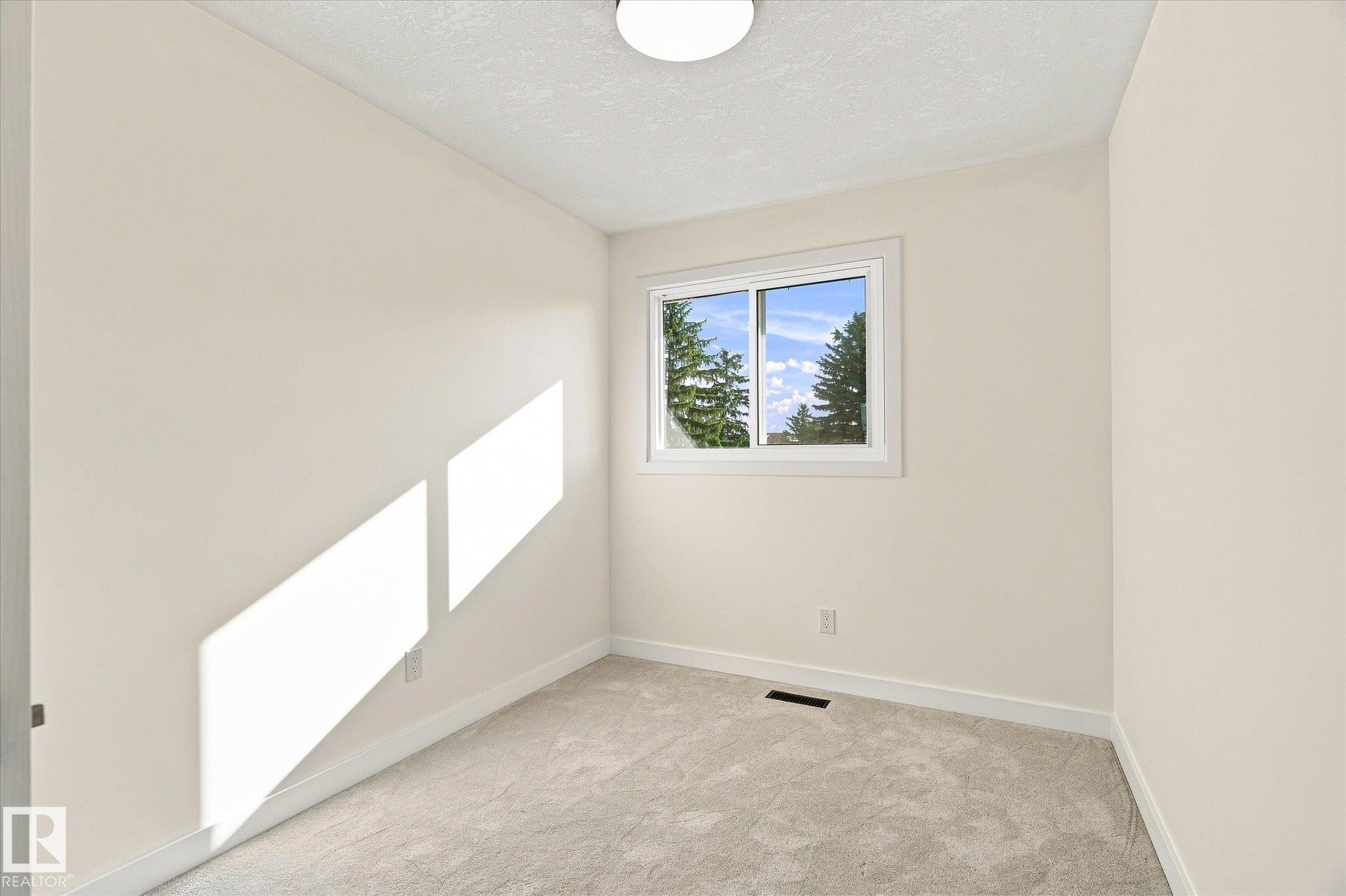 Neutral-toned walls with a white trim, carpeted flooring, and a single window - 17325 85 Avenue Nw, Edmonton, AB