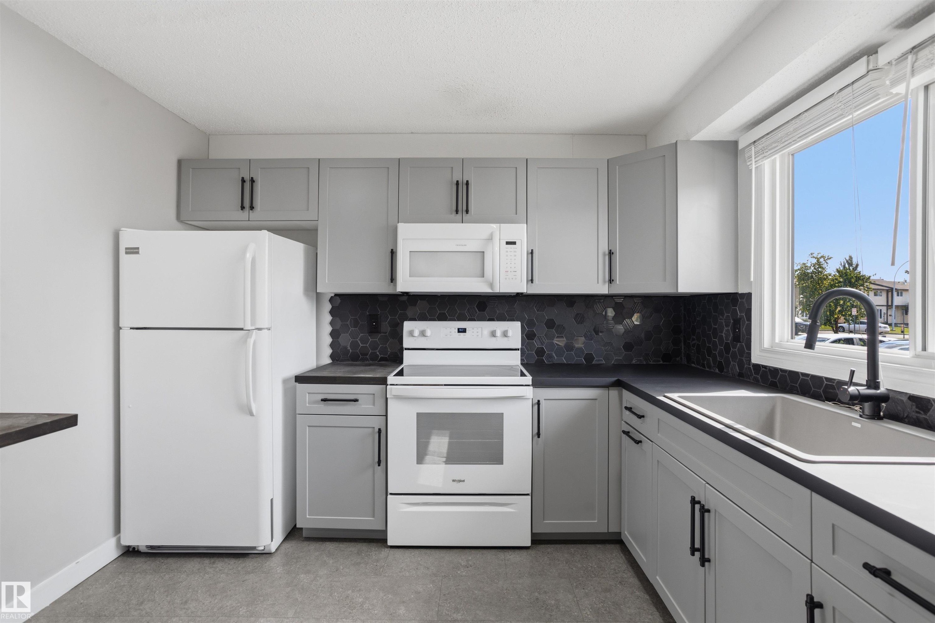 18124 93 Avenue Nw, Edmonton, AB