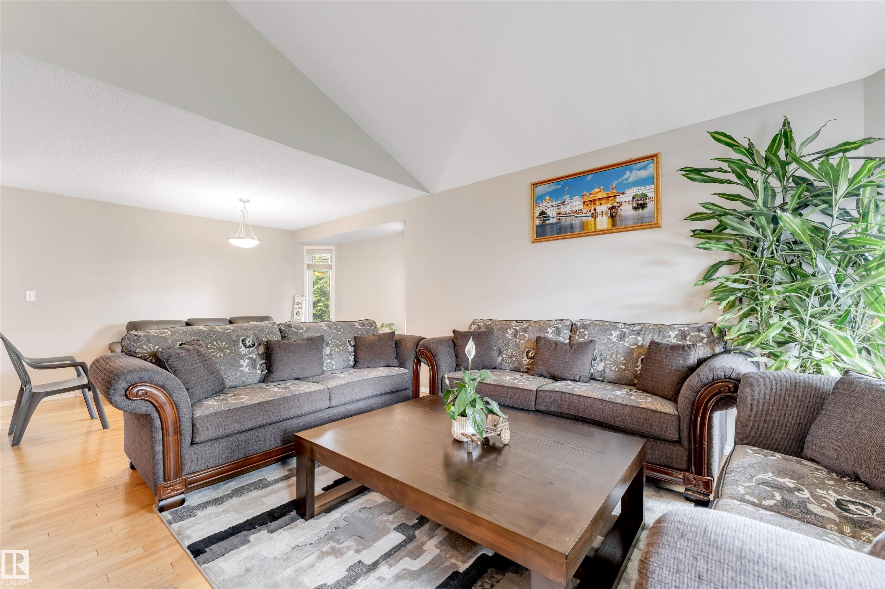 Vaulted ceiling with a contemporary pendant light fixture - 4465 32A Street Nw, Edmonton, AB - Indoor Photo Showing Living Room