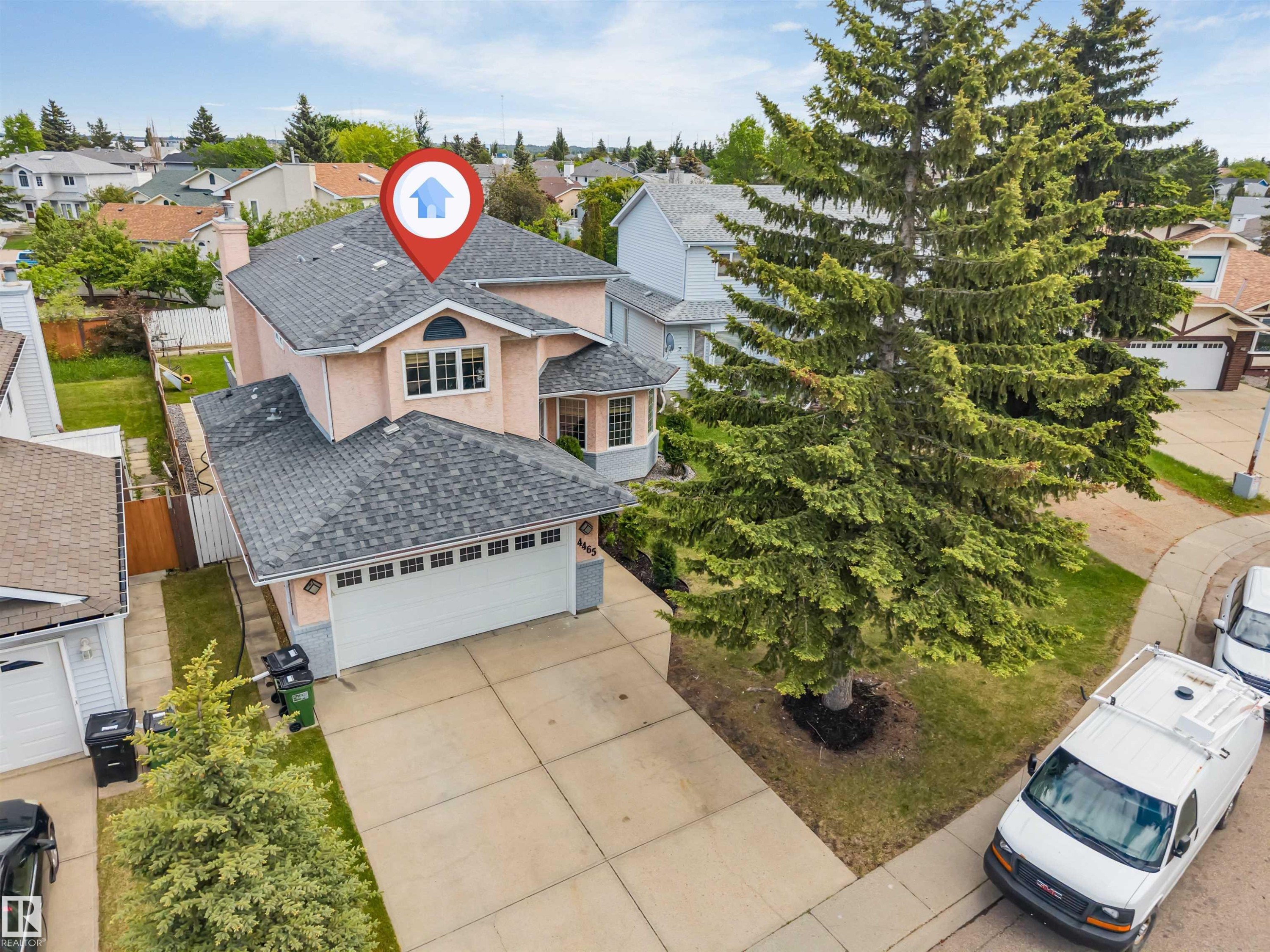Two-story residence featuring a gray shingle roof, attached garage, and a concrete driveway - 4465 32A Street Nw, Edmonton, AB - Outdoor