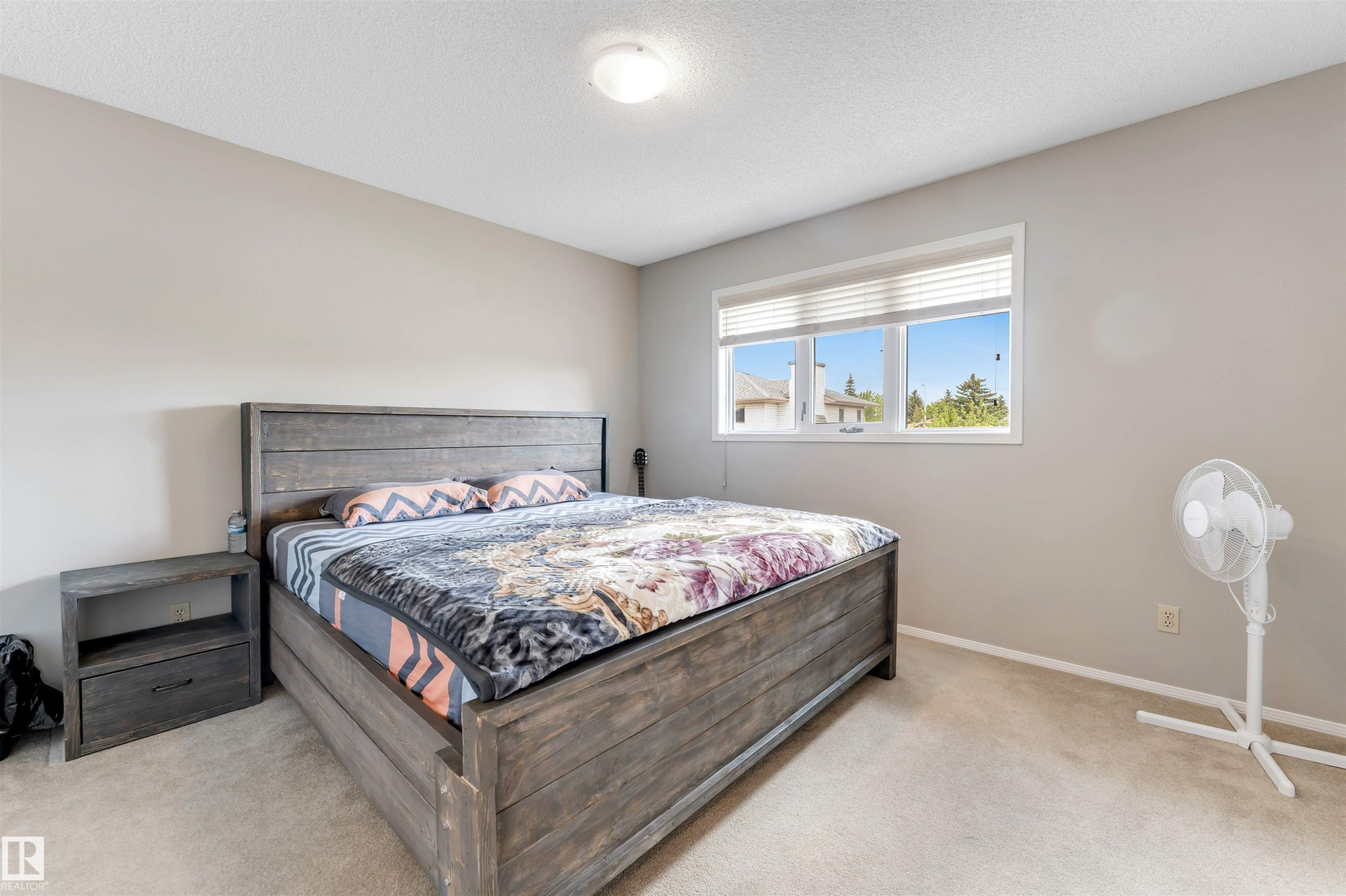 Carpeted bedroom with neutral wall paint and a flush-mount ceiling light - 4465 32A Street Nw, Edmonton, AB - Indoor Photo Showing Bedroom