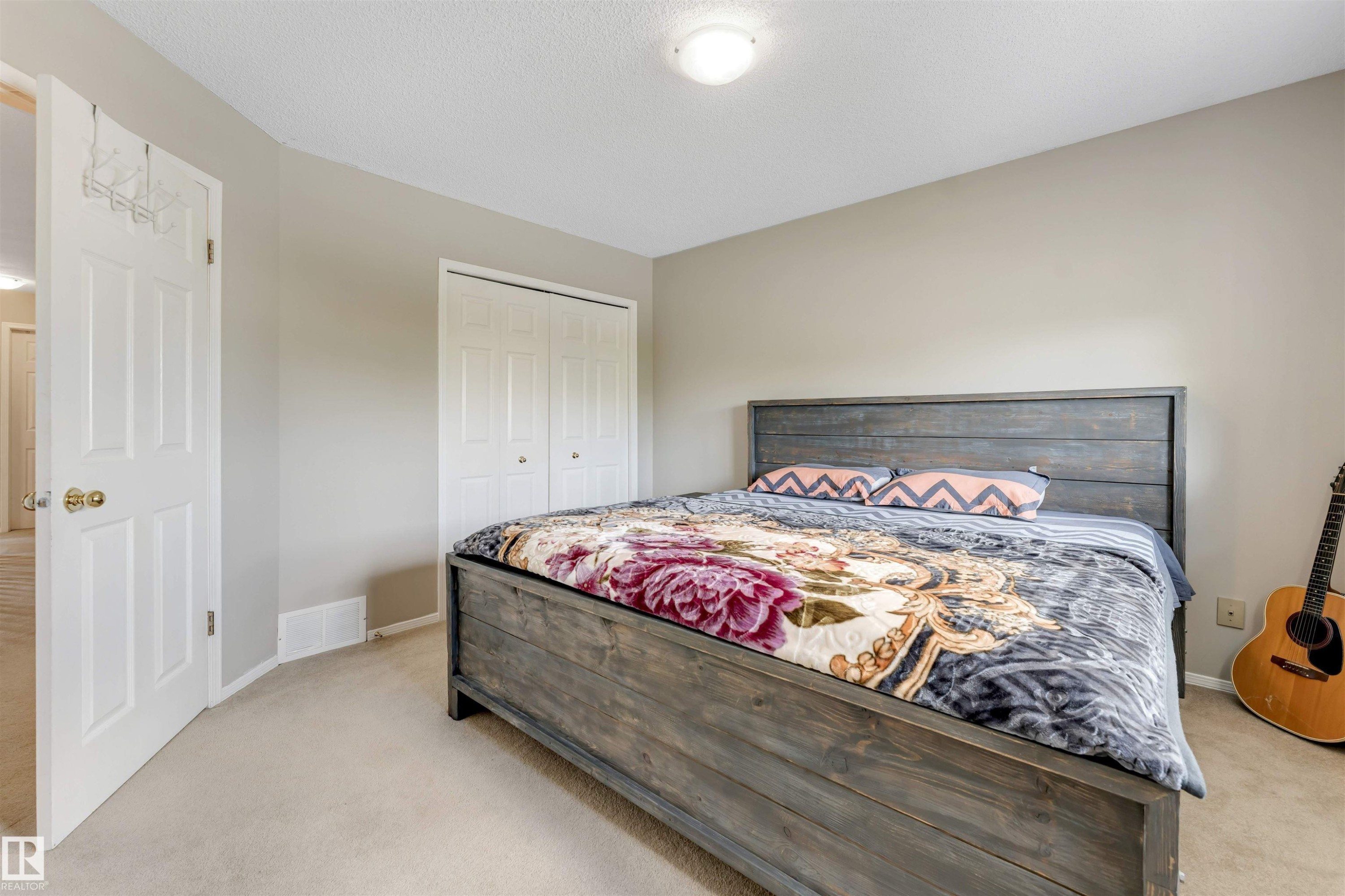 Bedroom featuring light neutral wall tones and a textured ceiling - 4465 32A Street Nw, Edmonton, AB - Indoor Photo Showing Bedroom
