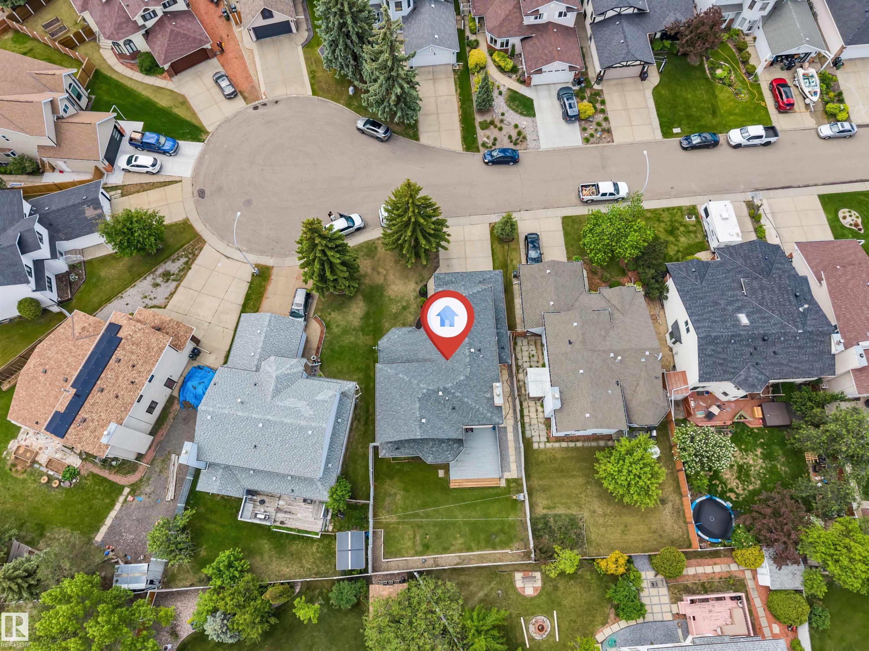 Aerial view of a residential property within a neighborhood featuring a cul-de-sac - 4465 32A Street Nw, Edmonton, AB - Outdoor With View