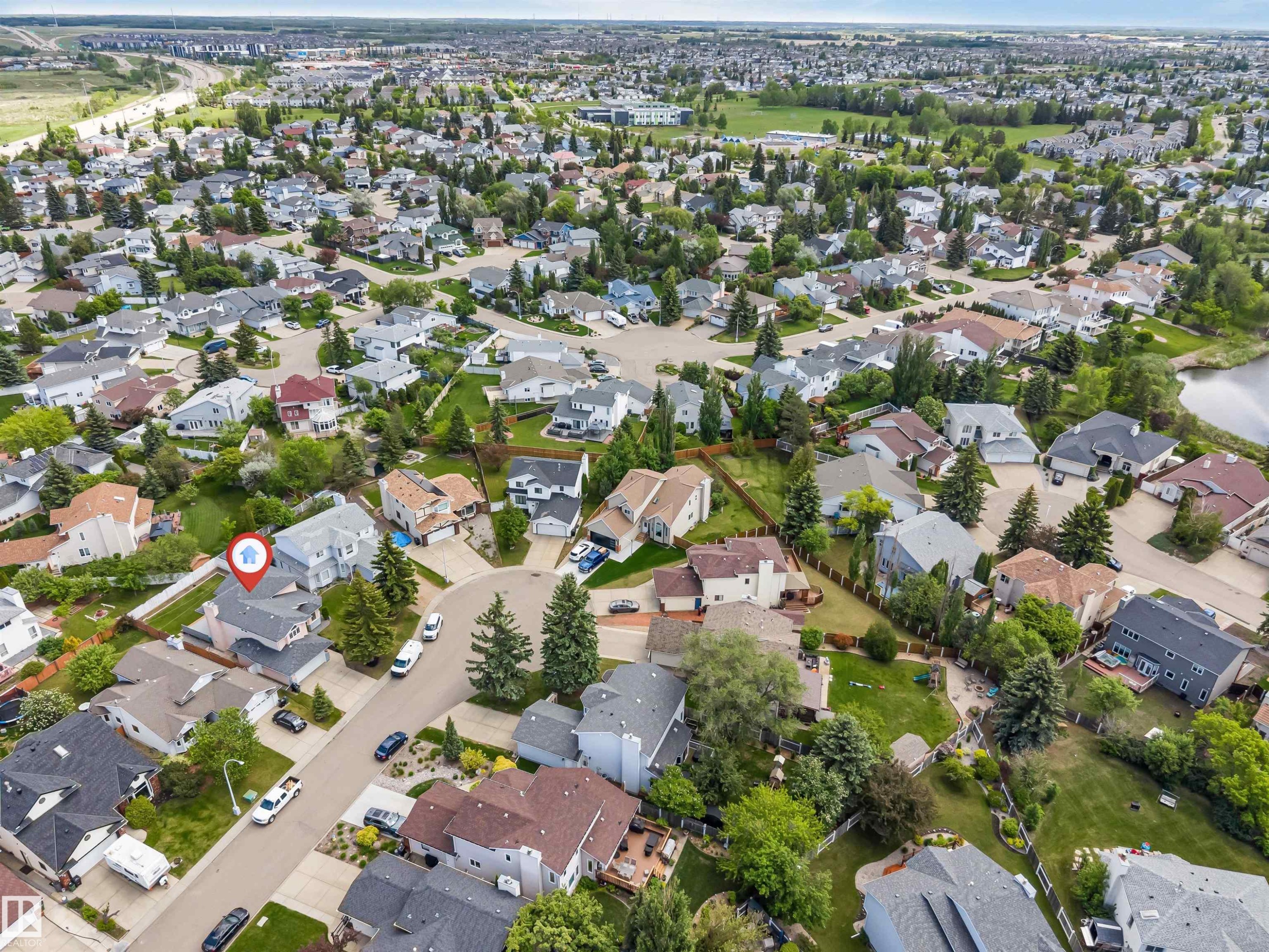 Residential neighborhood featuring varied architectural styles - 4465 32A Street Nw, Edmonton, AB - Outdoor With View