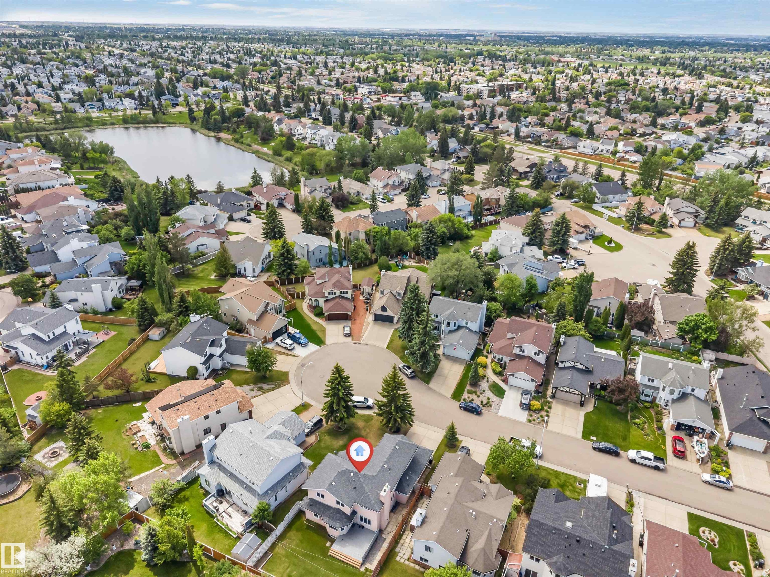 Expansive residential neighborhood featuring a serene central lake - 4465 32A Street Nw, Edmonton, AB - Outdoor With View