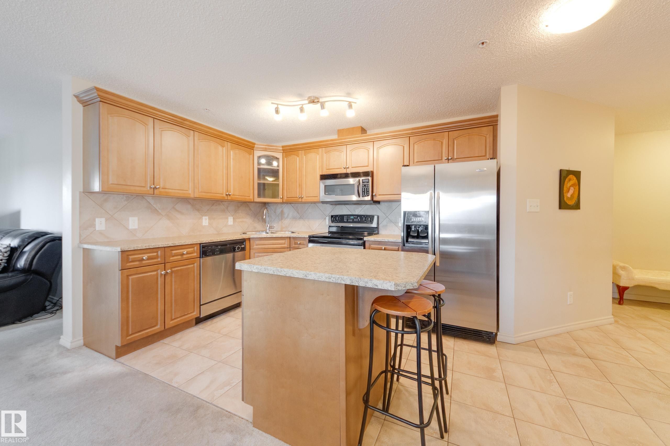 #225 2436 Guardian Rd Nw, Edmonton, AB