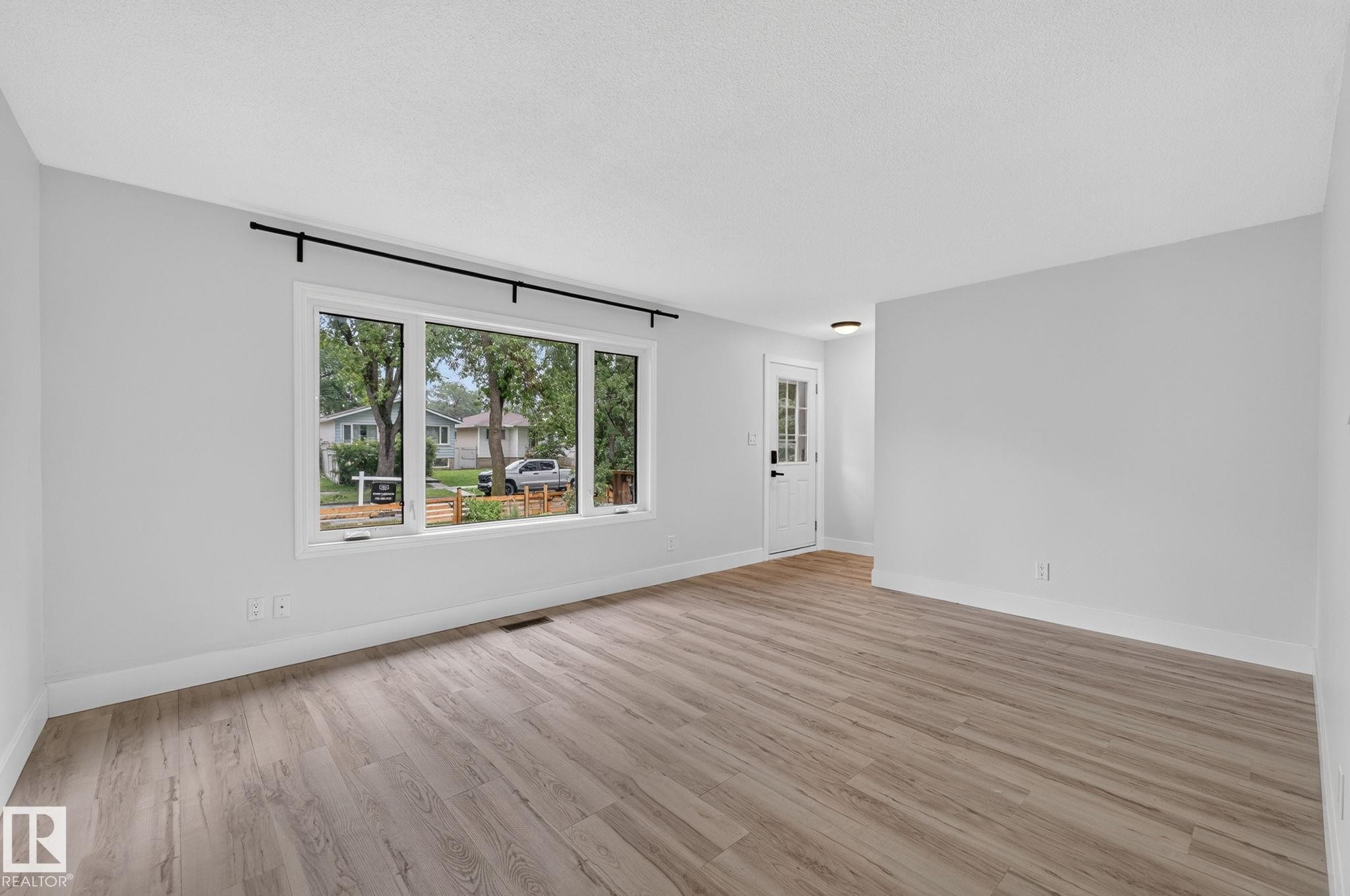 9258 91 Street Nw, Edmonton, AB - Indoor Photo Showing Living Room