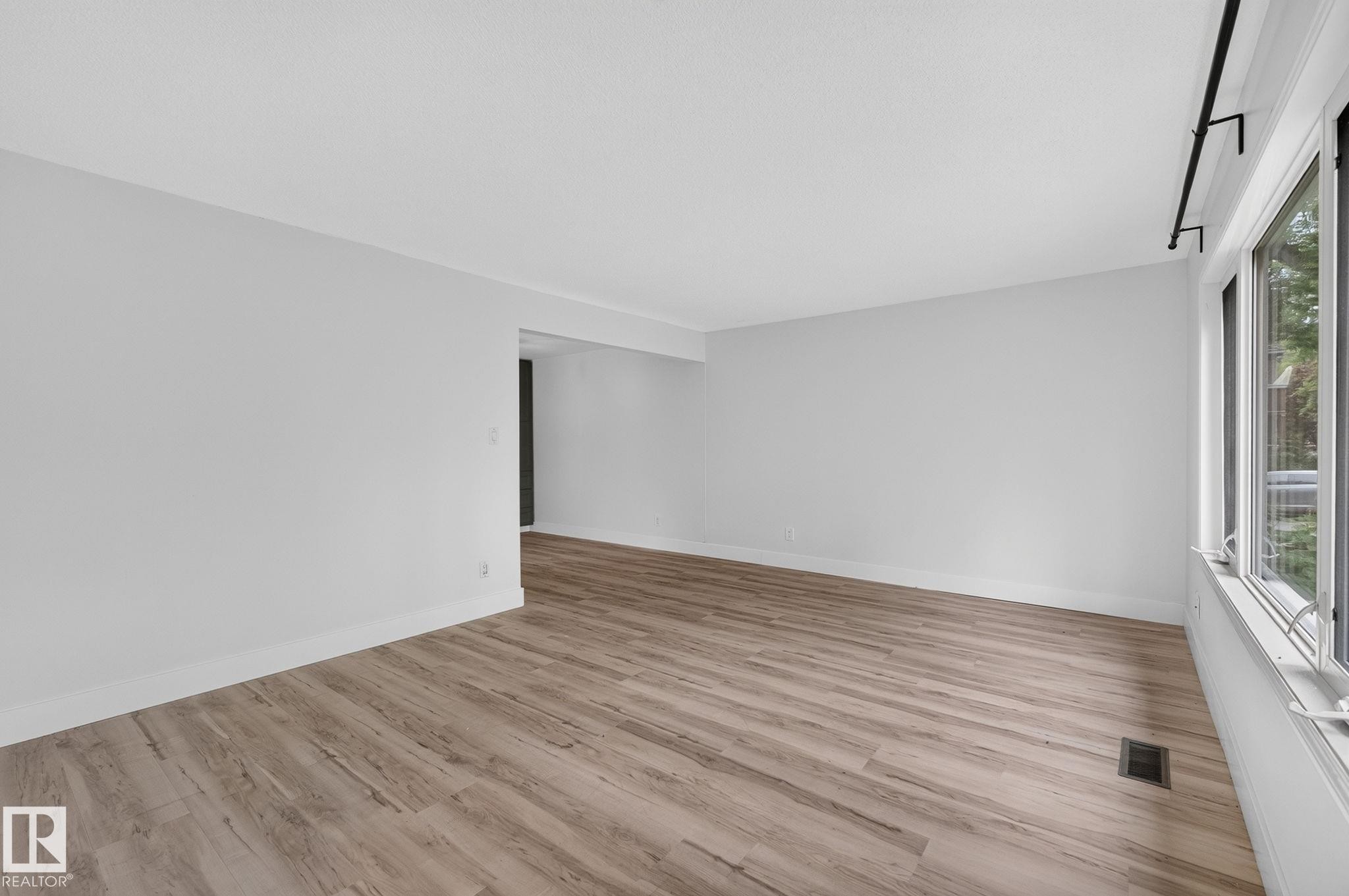 9258 91 Street Nw, Edmonton, AB - Indoor Photo Showing Other Room