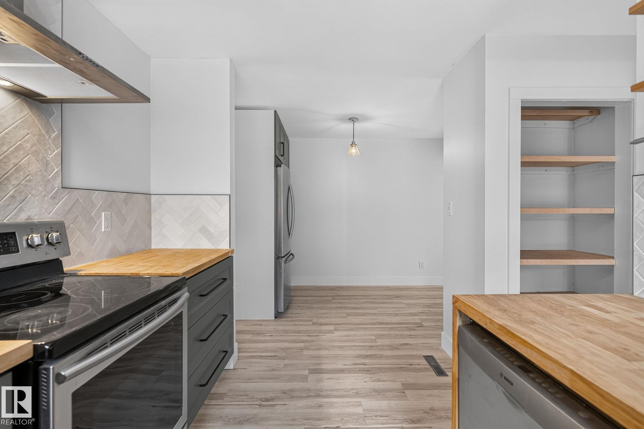 9258 91 Street Nw, Edmonton, AB - Indoor Photo Showing Kitchen