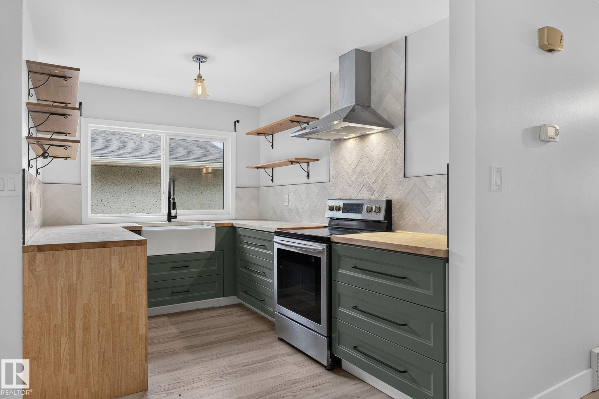 9258 91 Street Nw, Edmonton, AB - Indoor Photo Showing Kitchen