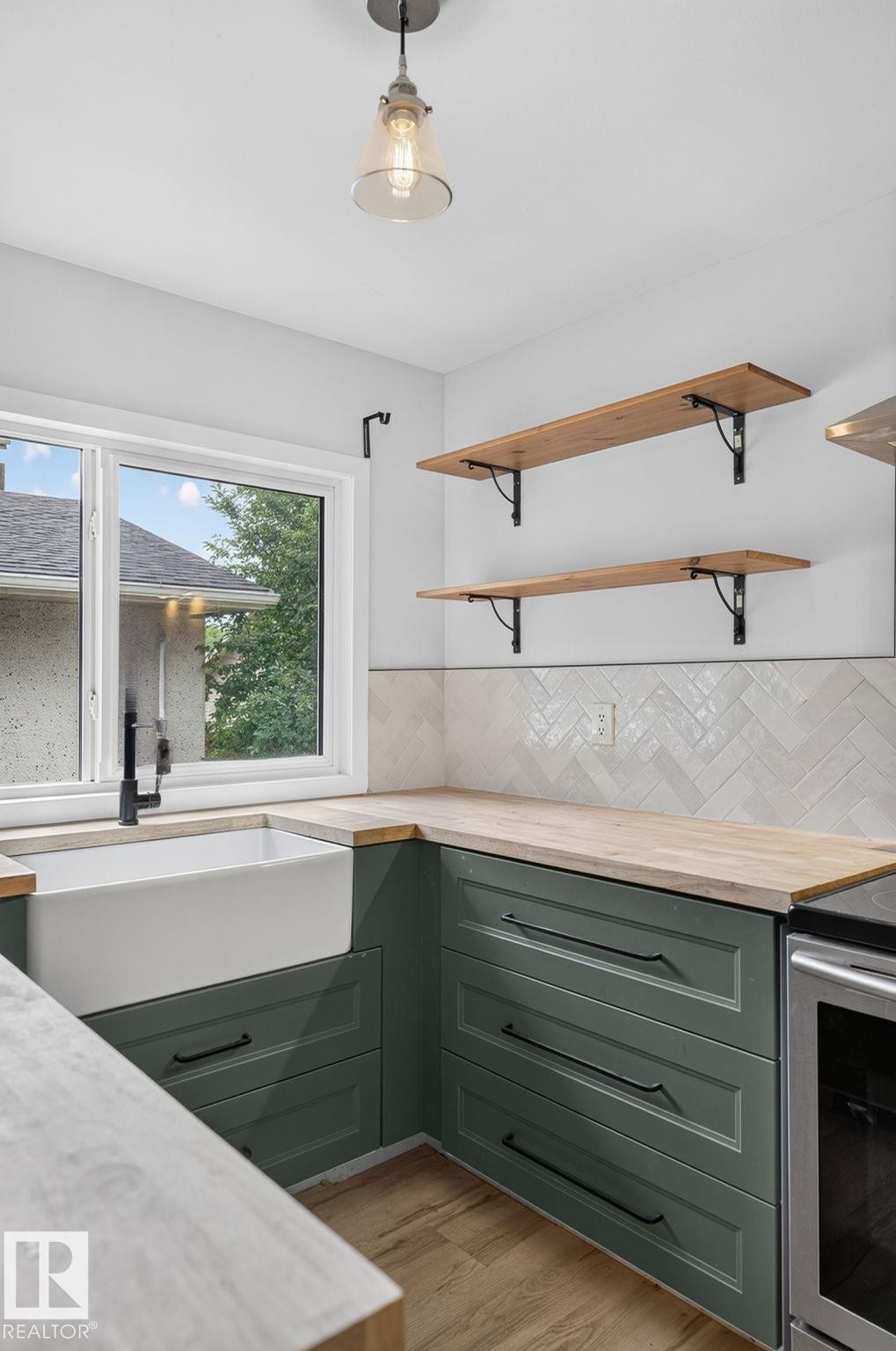 9258 91 Street Nw, Edmonton, AB - Indoor