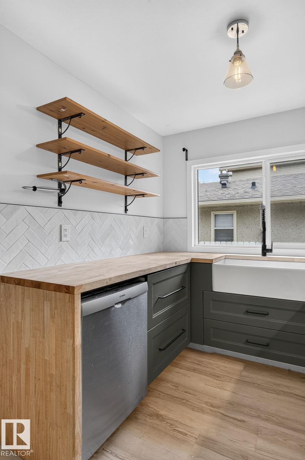 9258 91 Street Nw, Edmonton, AB - Indoor