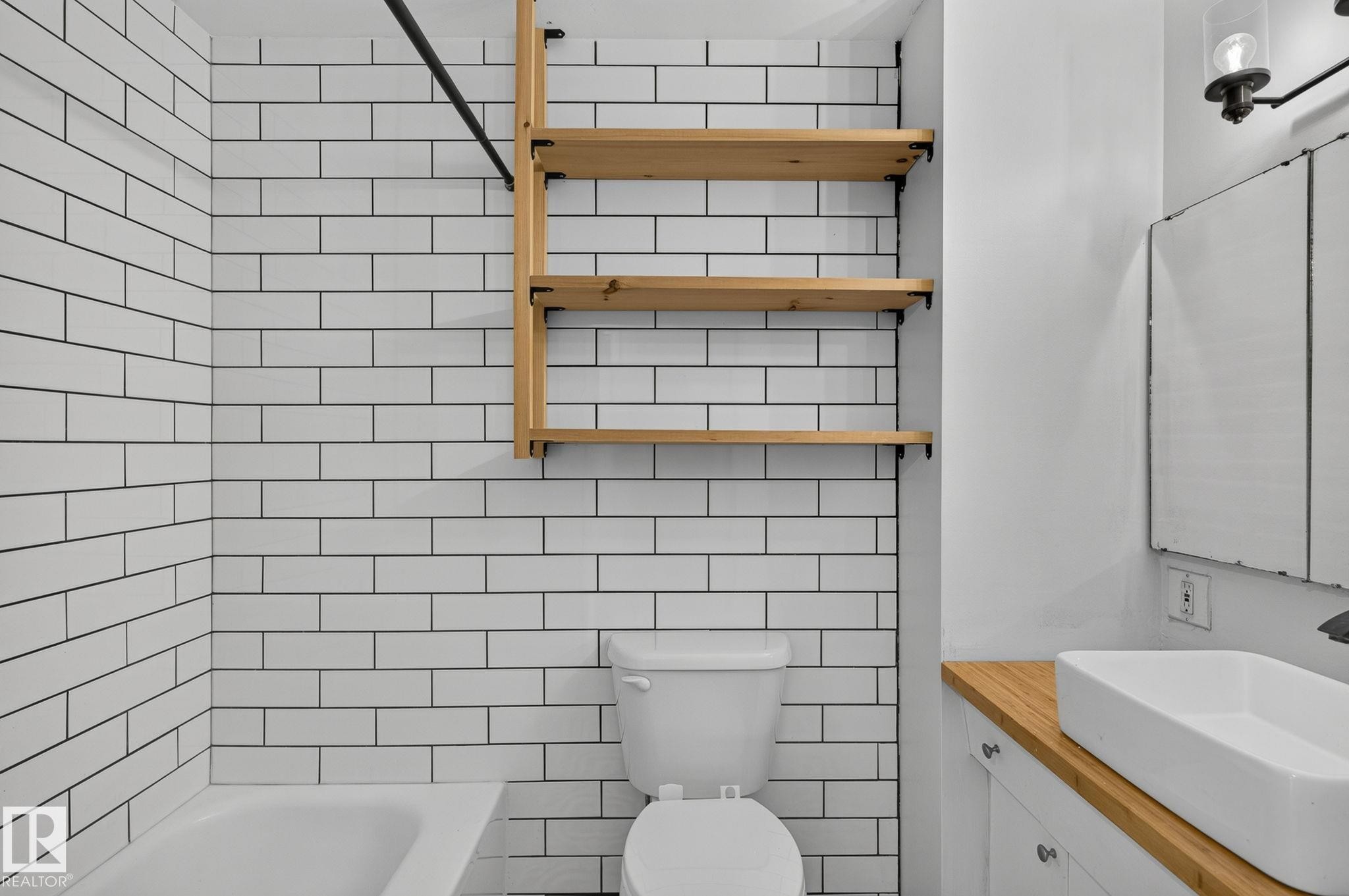 9258 91 Street Nw, Edmonton, AB - Indoor Photo Showing Bathroom