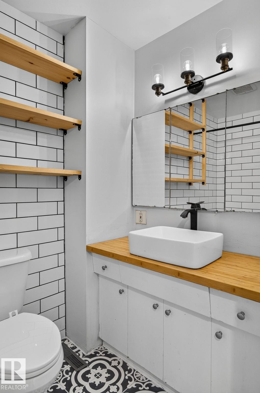 9258 91 Street Nw, Edmonton, AB - Indoor Photo Showing Bathroom