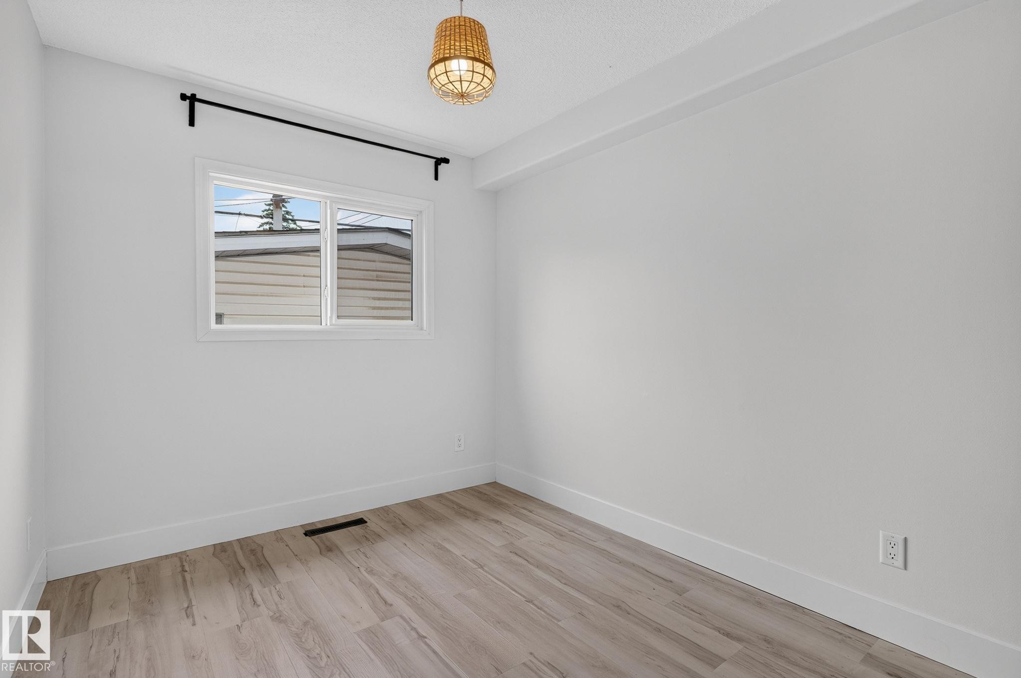 9258 91 Street Nw, Edmonton, AB - Indoor Photo Showing Other Room