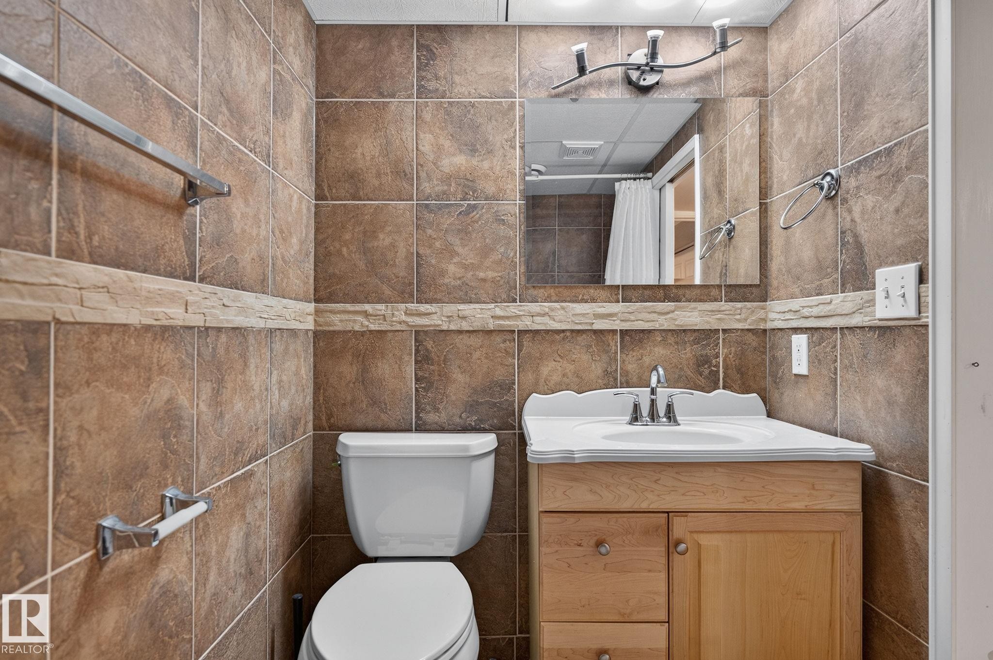 9258 91 Street Nw, Edmonton, AB - Indoor Photo Showing Bathroom