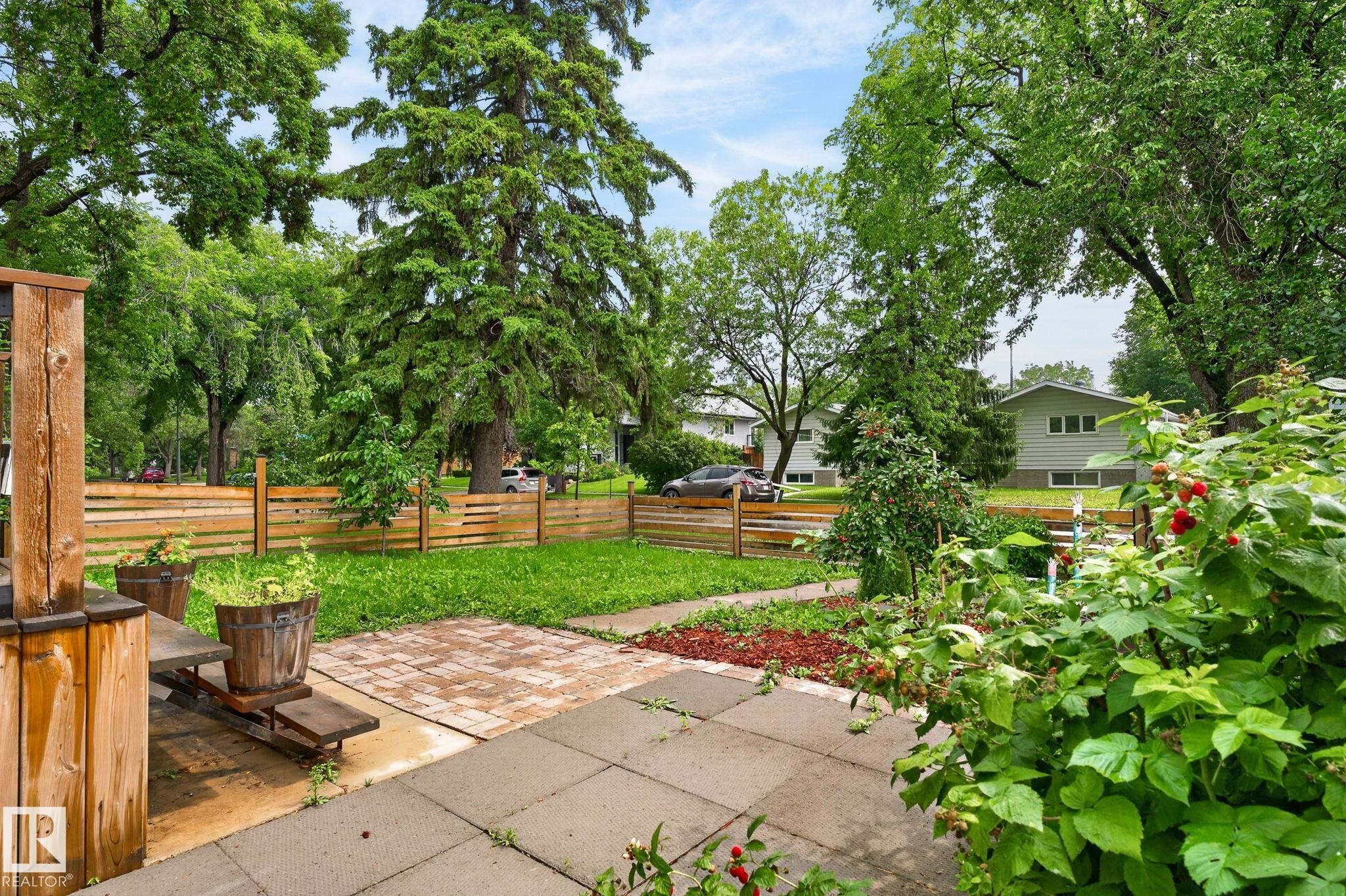 9258 91 Street Nw, Edmonton, AB - Outdoor