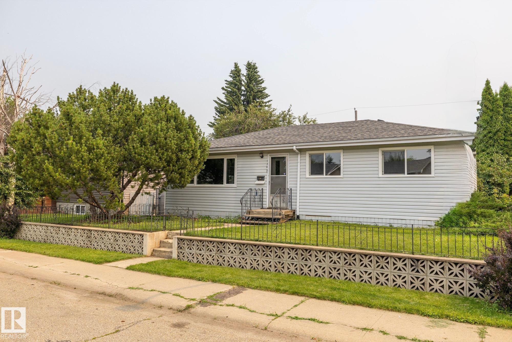 13207 77 Street Nw, Edmonton, AB - Outdoor
