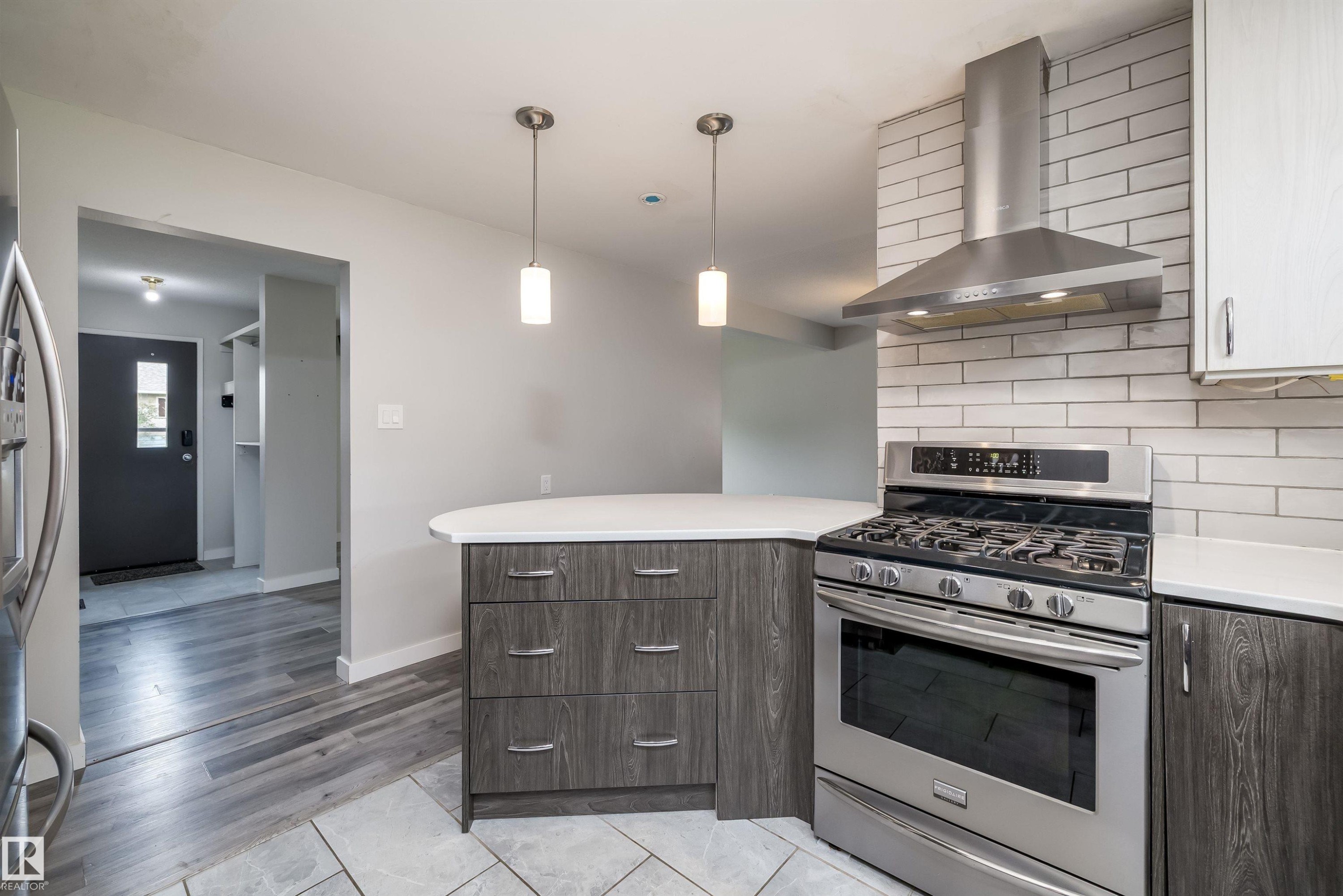 13207 77 Street Nw, Edmonton, AB - Indoor Photo Showing Kitchen With Upgraded Kitchen