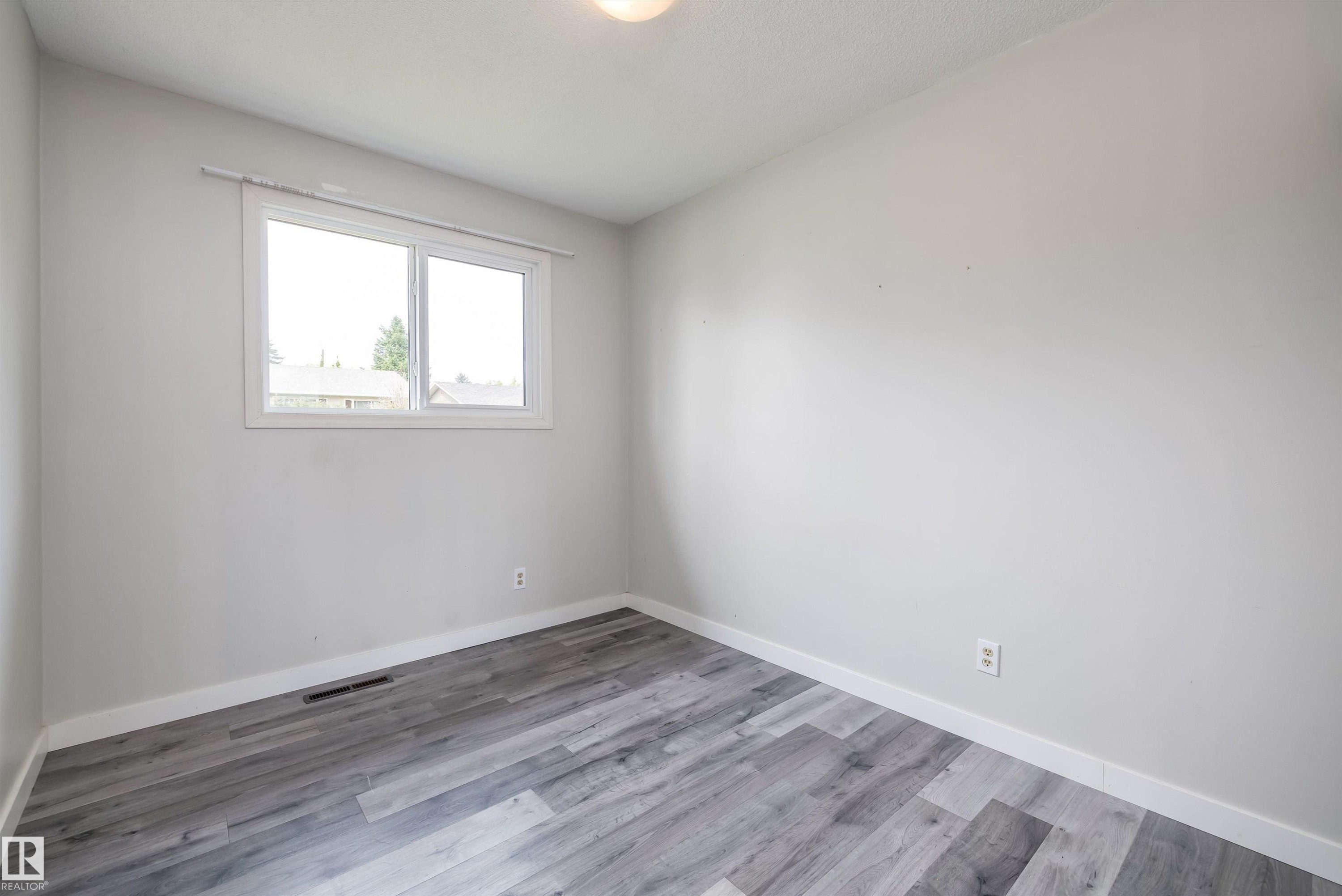13207 77 Street Nw, Edmonton, AB - Indoor Photo Showing Other Room