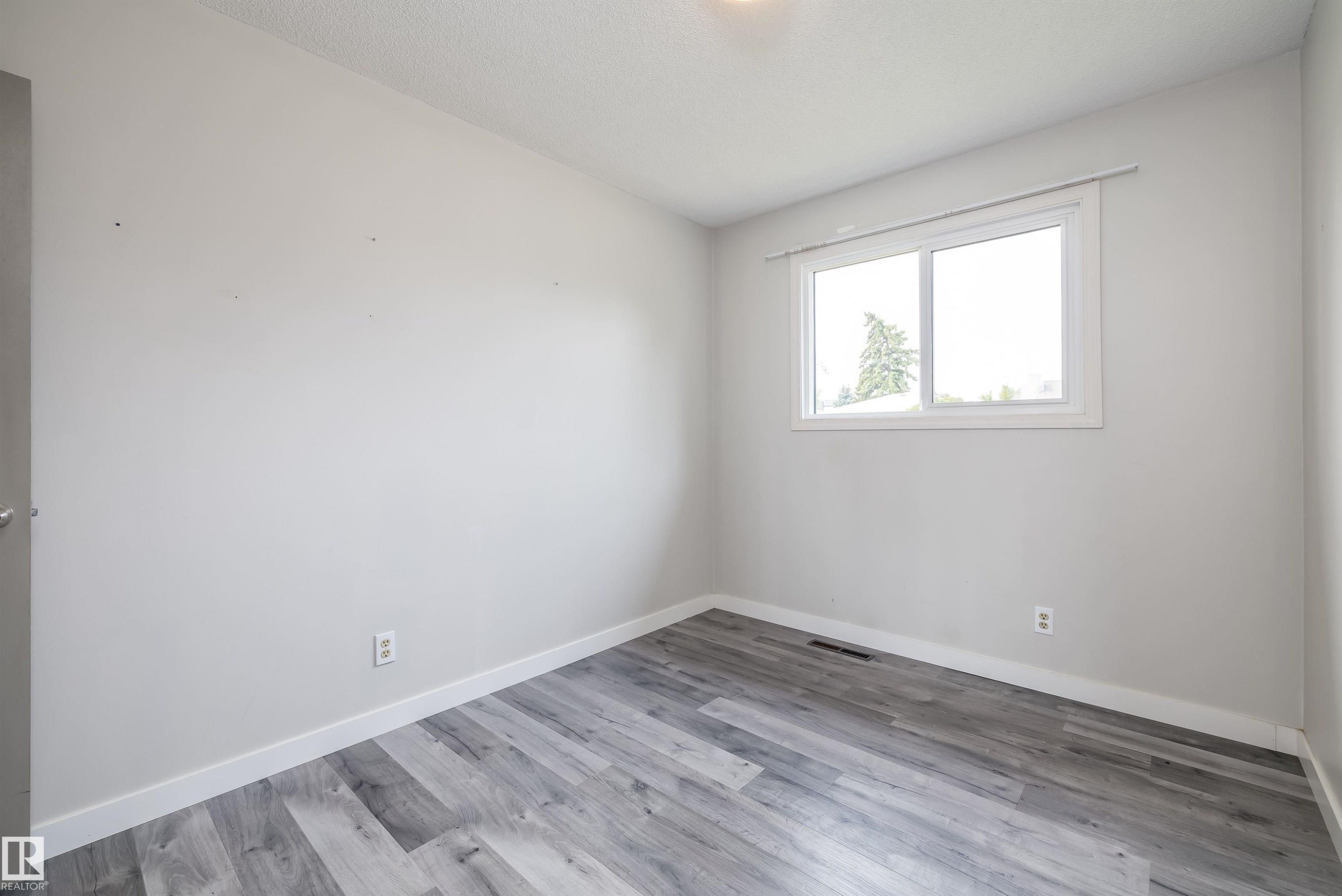 13207 77 Street Nw, Edmonton, AB - Indoor Photo Showing Other Room