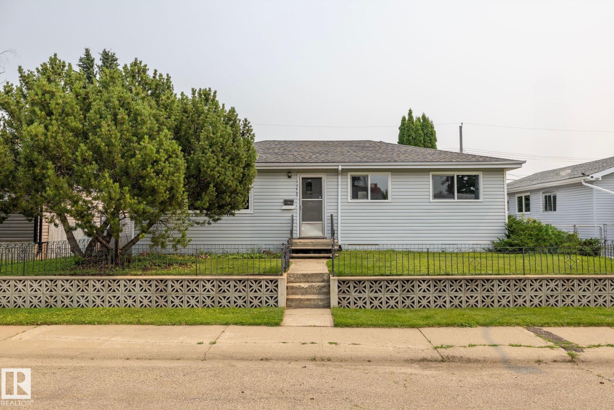 13207 77 Street Nw, Edmonton, AB - Outdoor