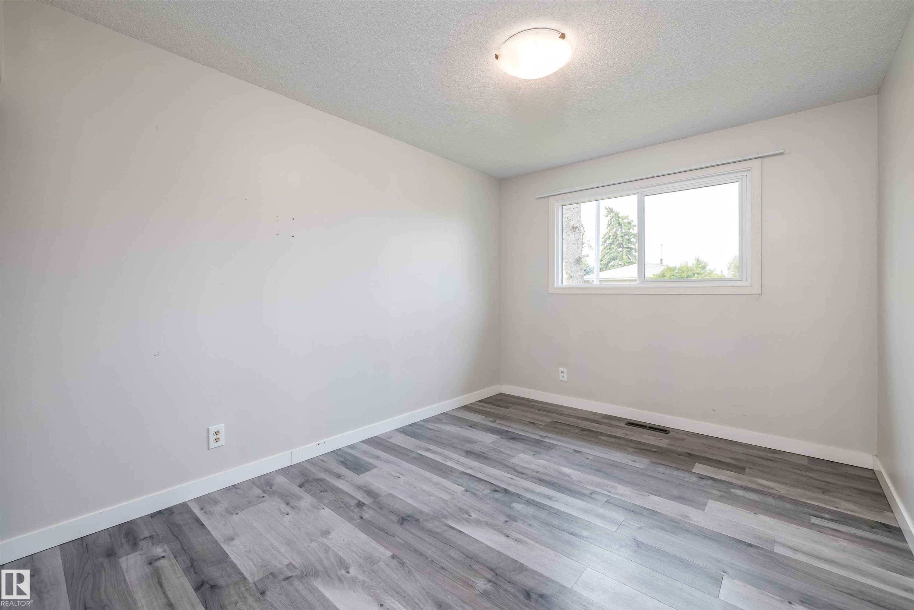 13207 77 Street Nw, Edmonton, AB - Indoor Photo Showing Other Room