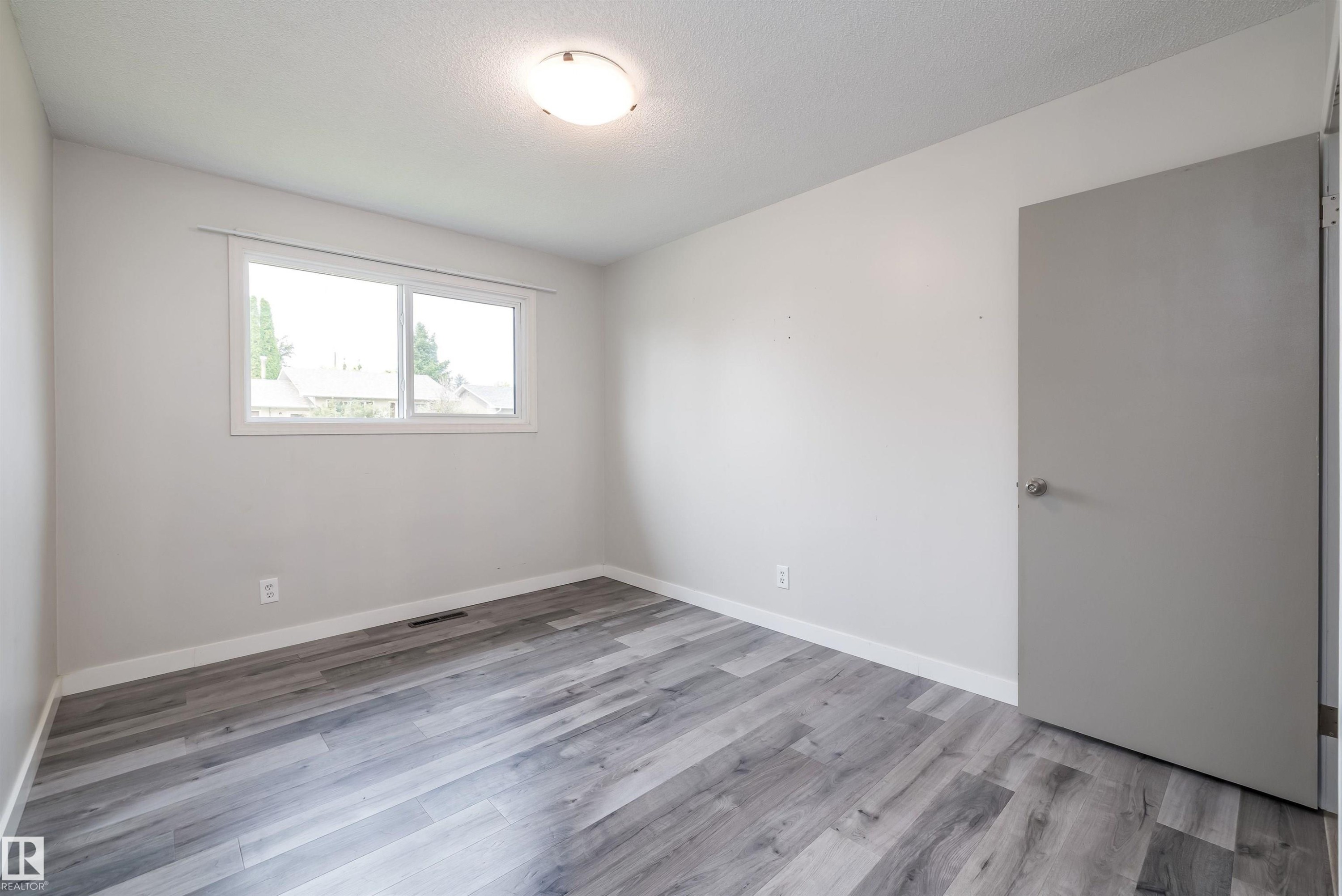 13207 77 Street Nw, Edmonton, AB - Indoor Photo Showing Other Room