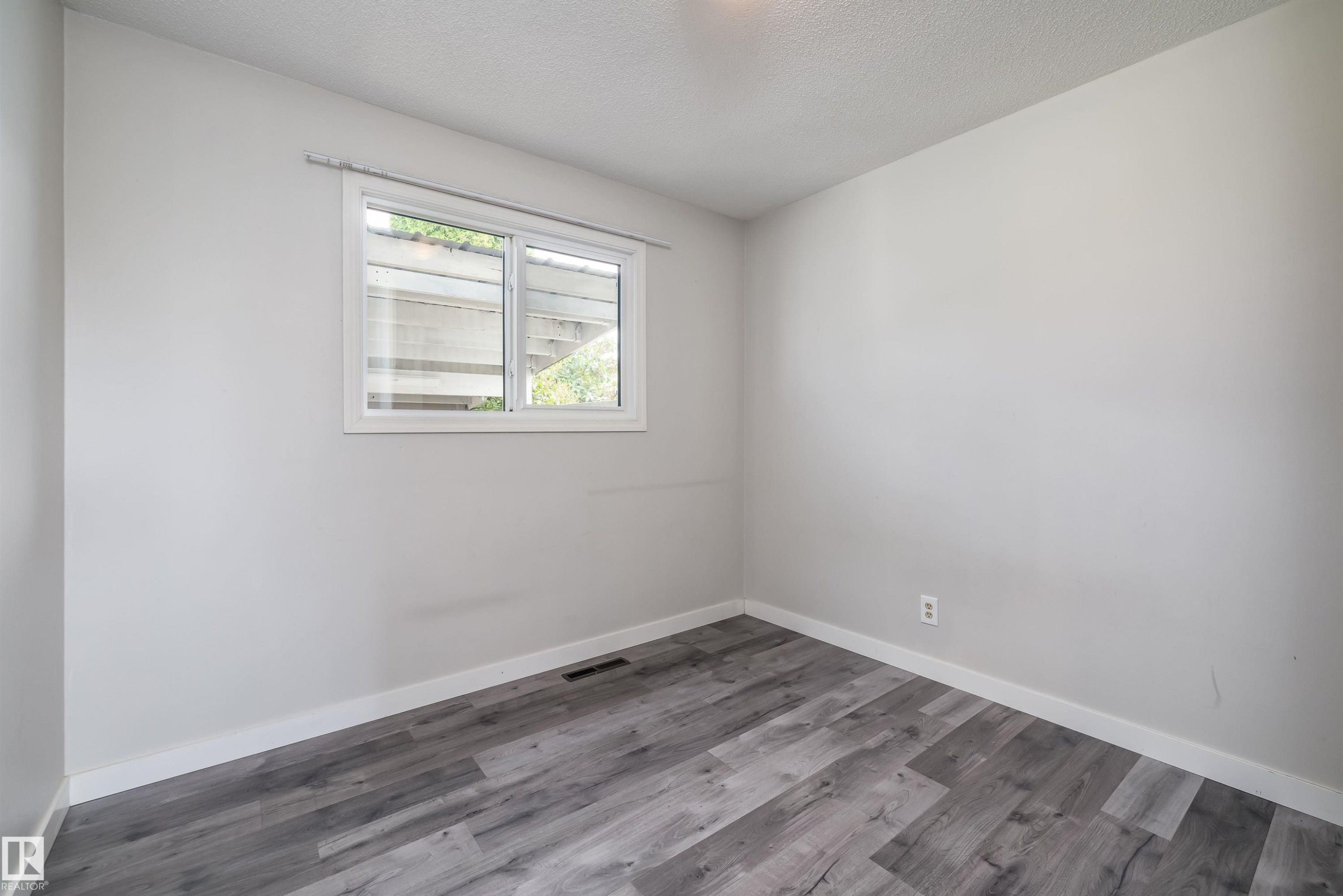 13207 77 Street Nw, Edmonton, AB - Indoor Photo Showing Other Room