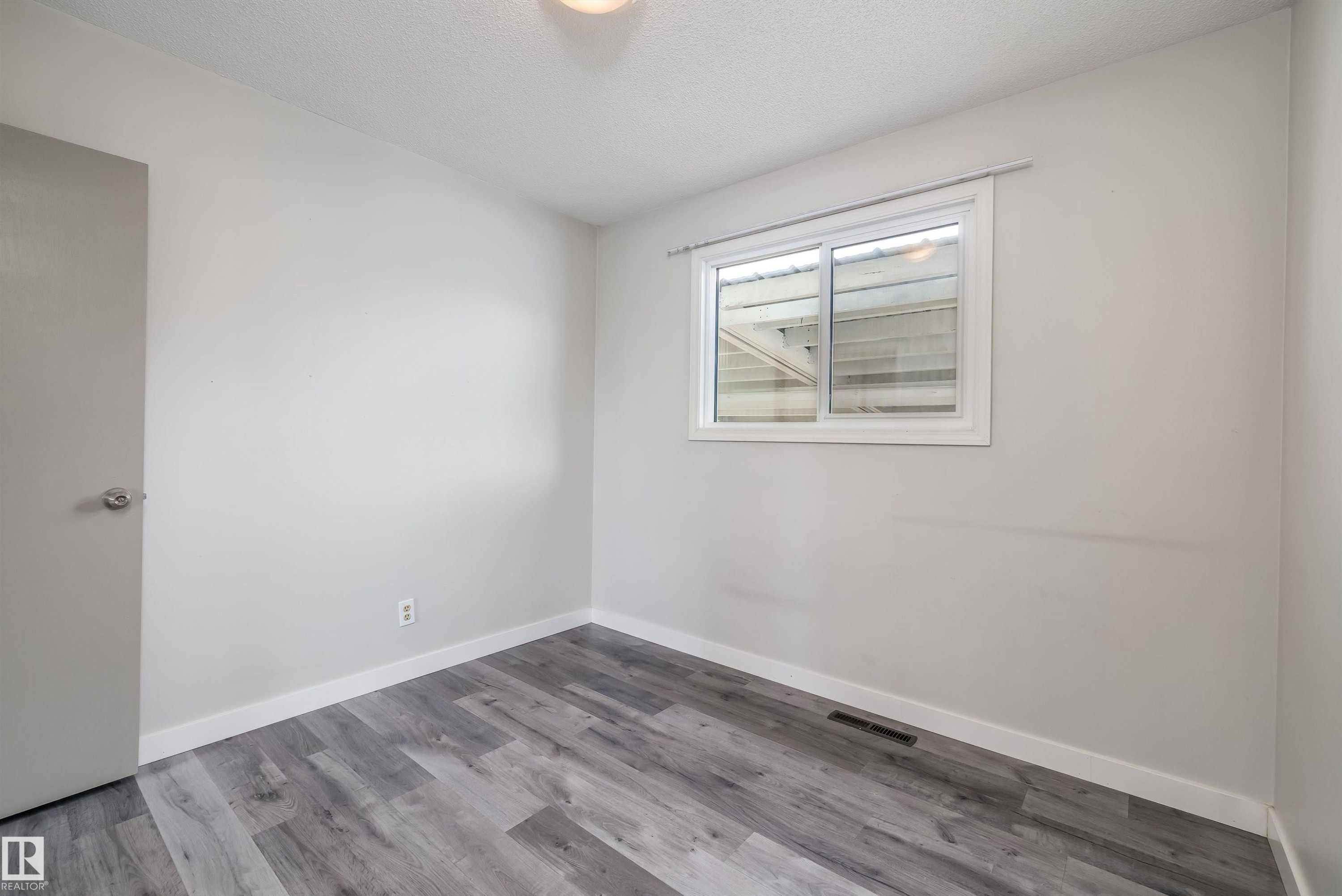 13207 77 Street Nw, Edmonton, AB - Indoor Photo Showing Other Room
