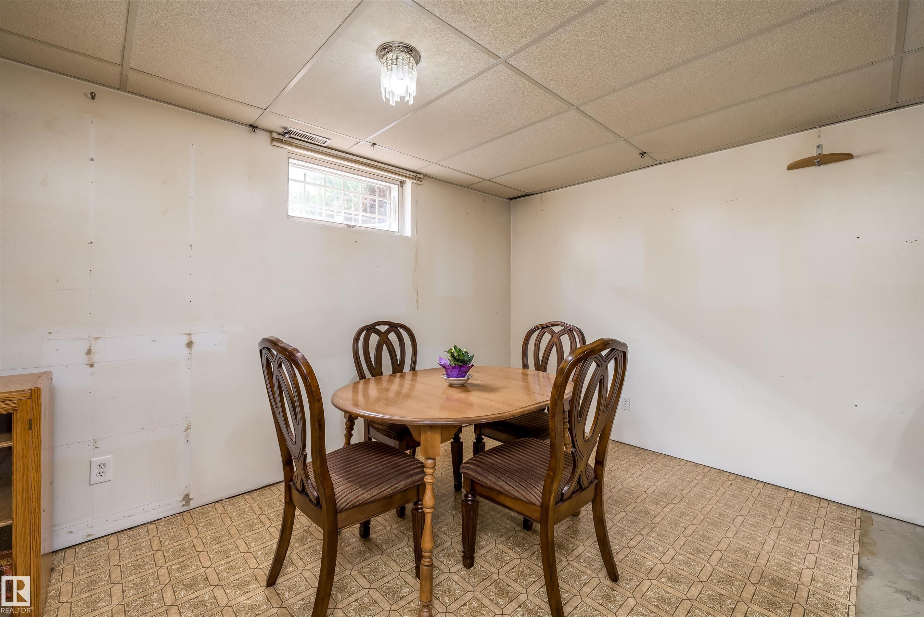 13207 77 Street Nw, Edmonton, AB - Indoor