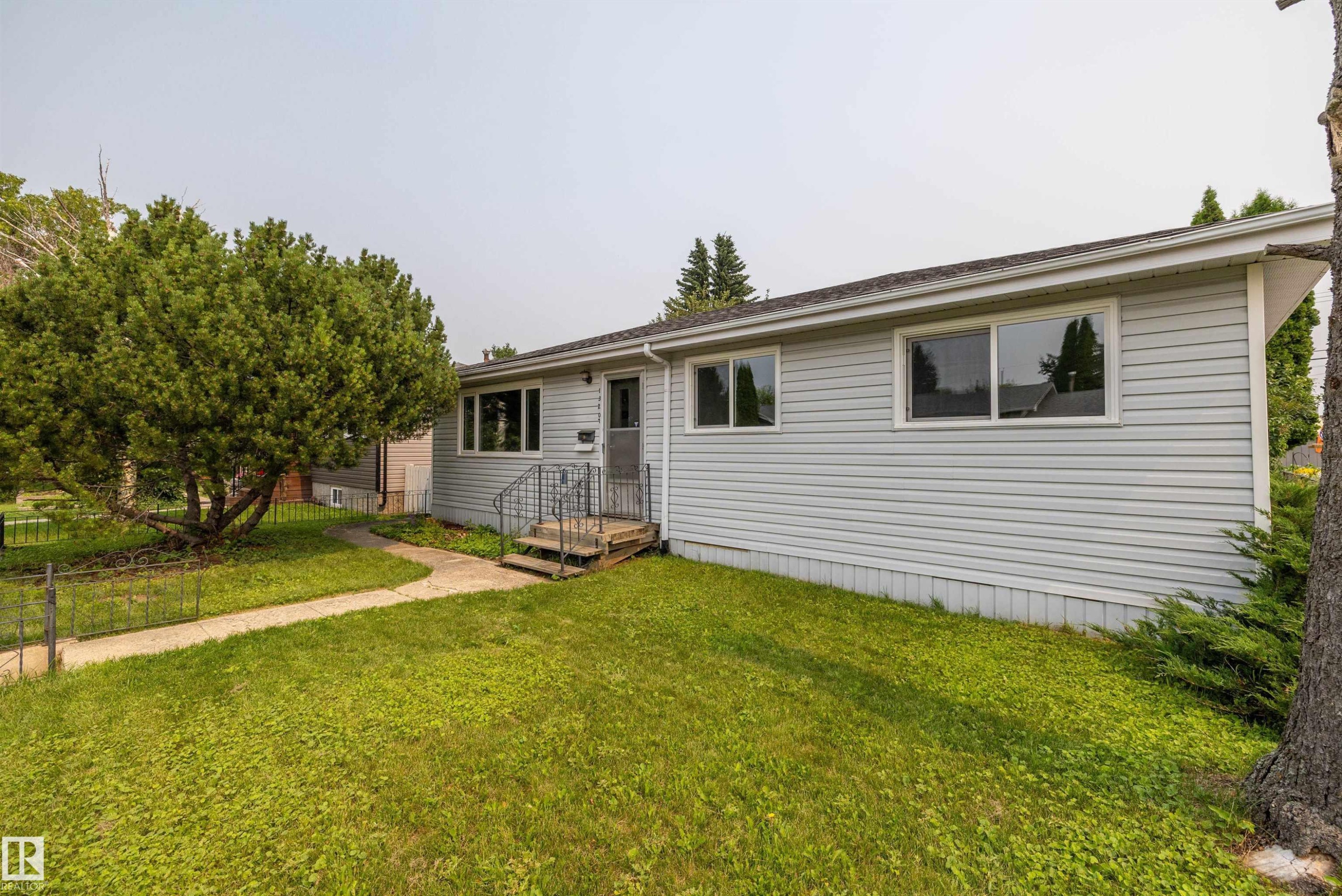 13207 77 Street Nw, Edmonton, AB - Outdoor