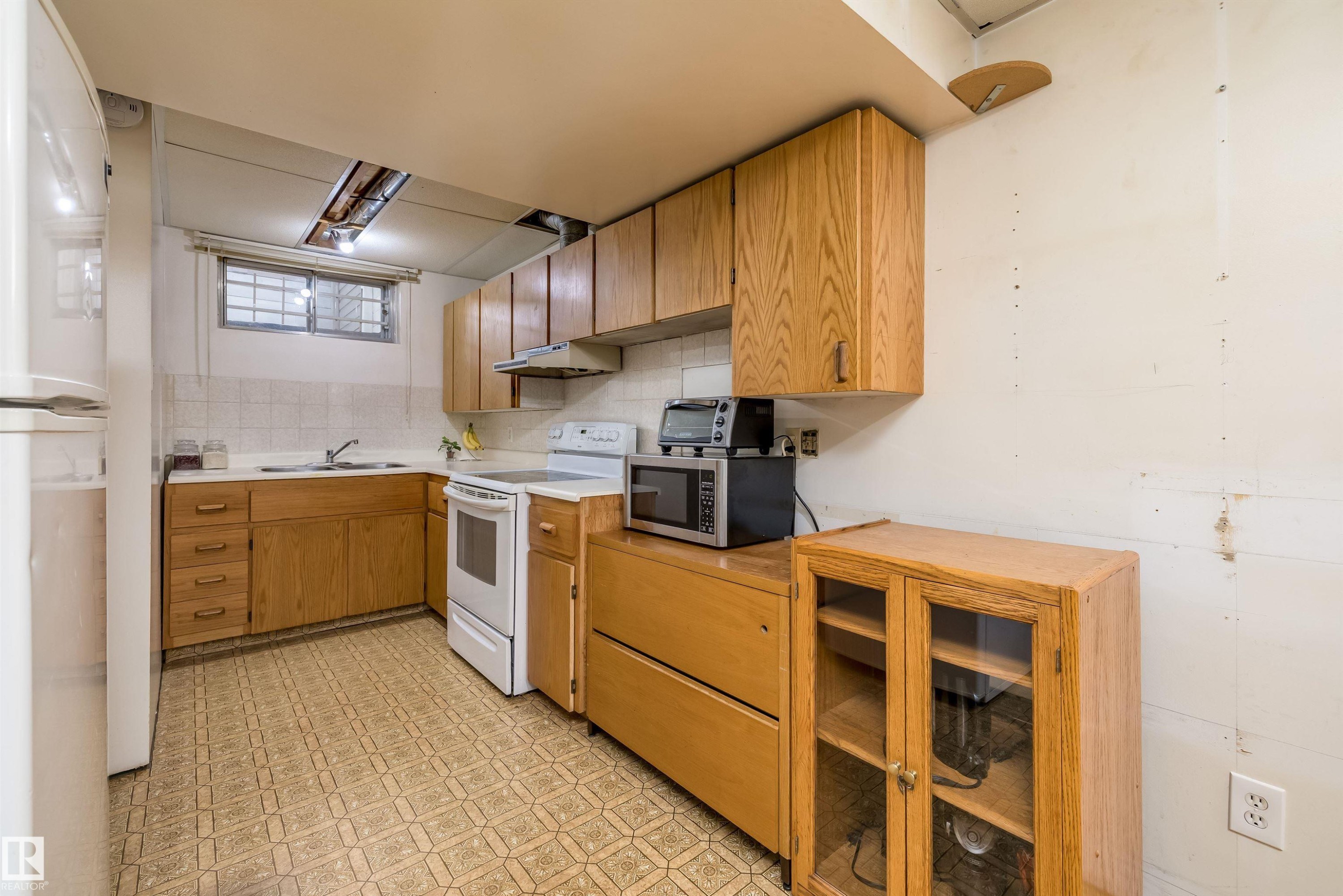 13207 77 Street Nw, Edmonton, AB - Indoor Photo Showing Other Room