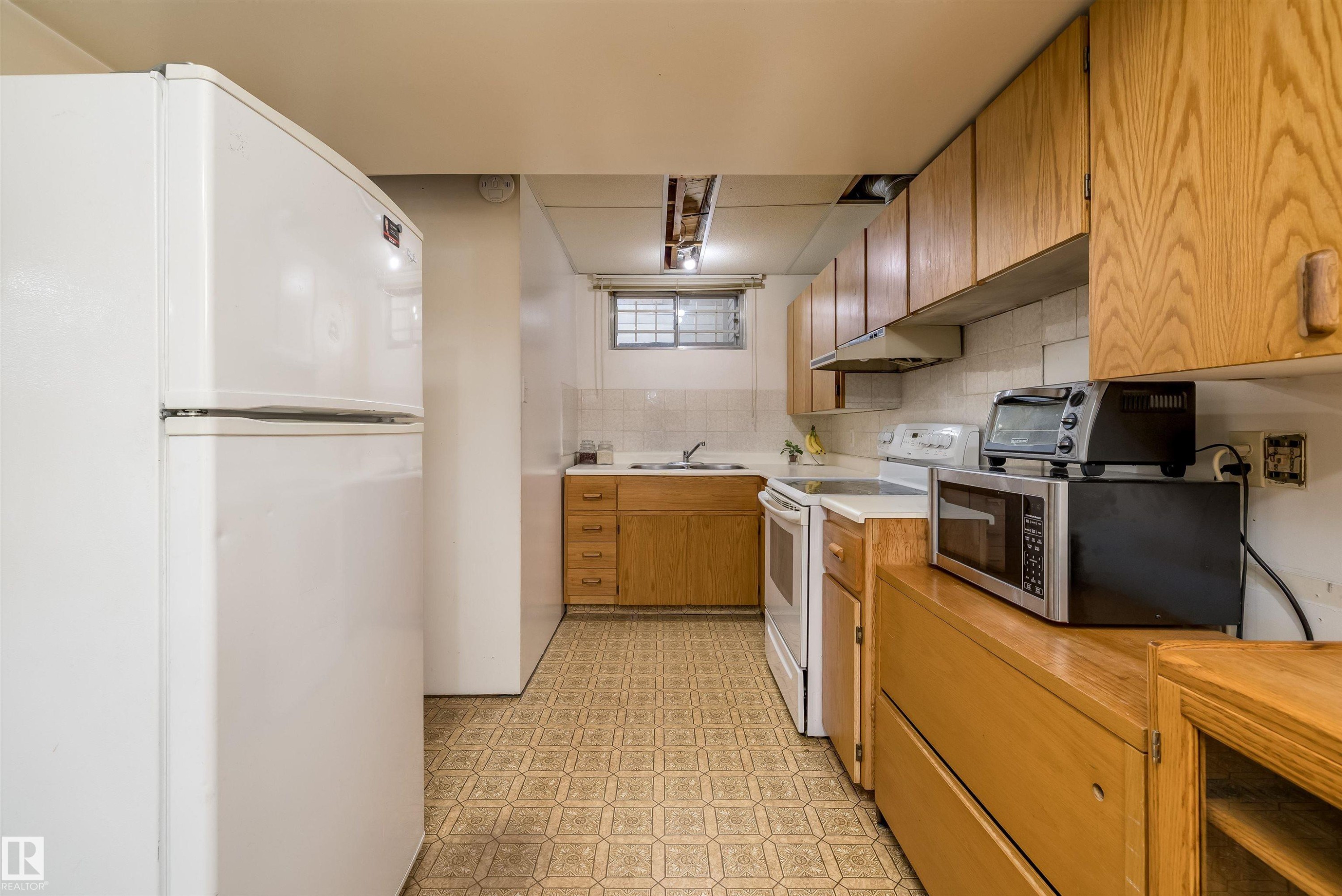13207 77 Street Nw, Edmonton, AB - Indoor Photo Showing Kitchen