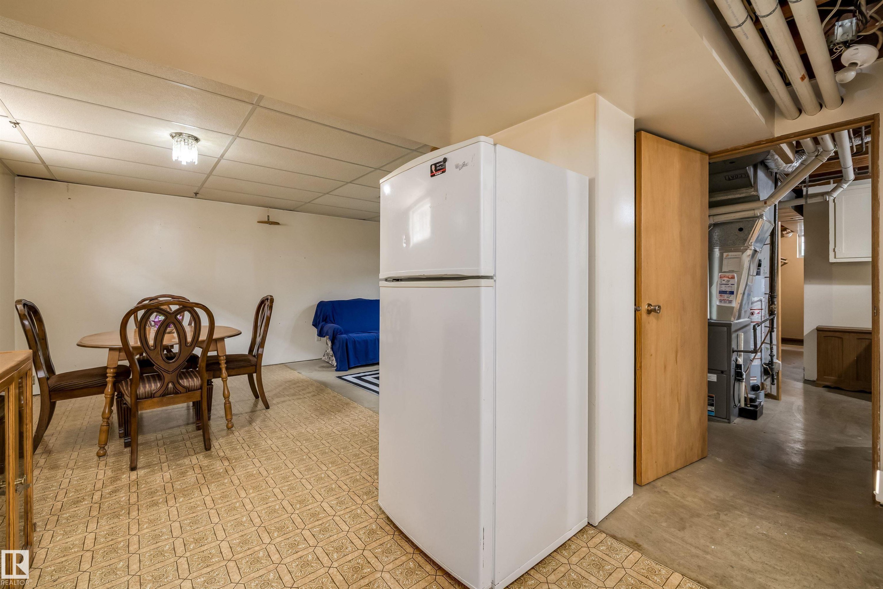 13207 77 Street Nw, Edmonton, AB - Indoor