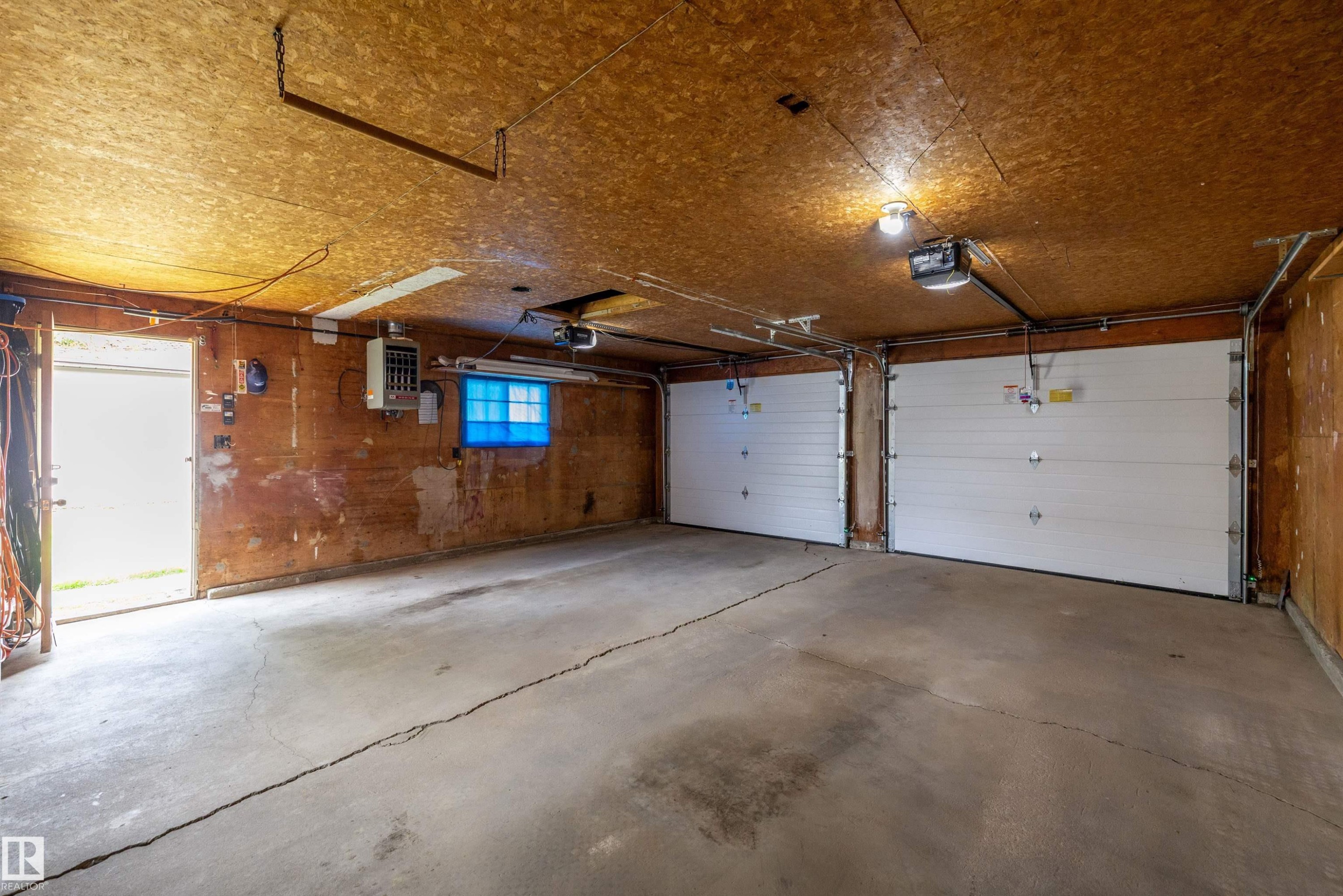 13207 77 Street Nw, Edmonton, AB - Indoor Photo Showing Garage