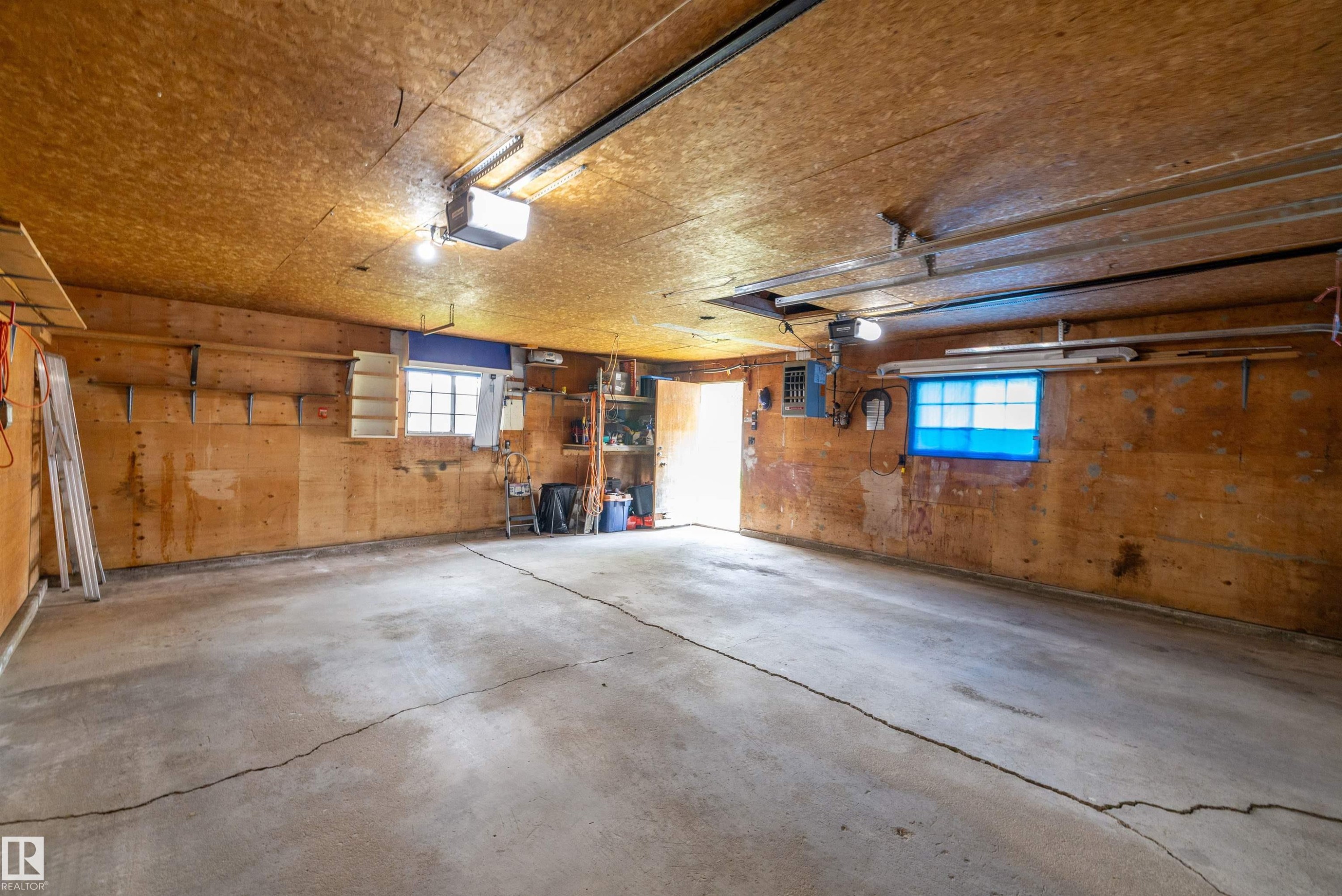 13207 77 Street Nw, Edmonton, AB - Indoor Photo Showing Garage