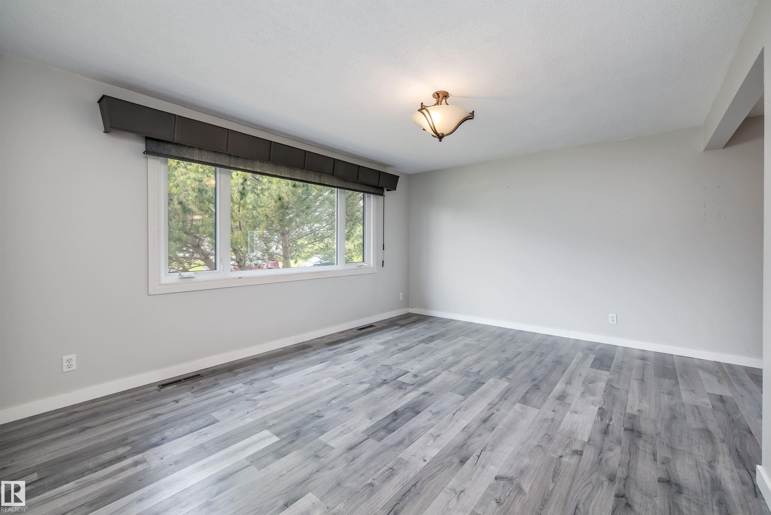 13207 77 Street Nw, Edmonton, AB - Indoor Photo Showing Other Room
