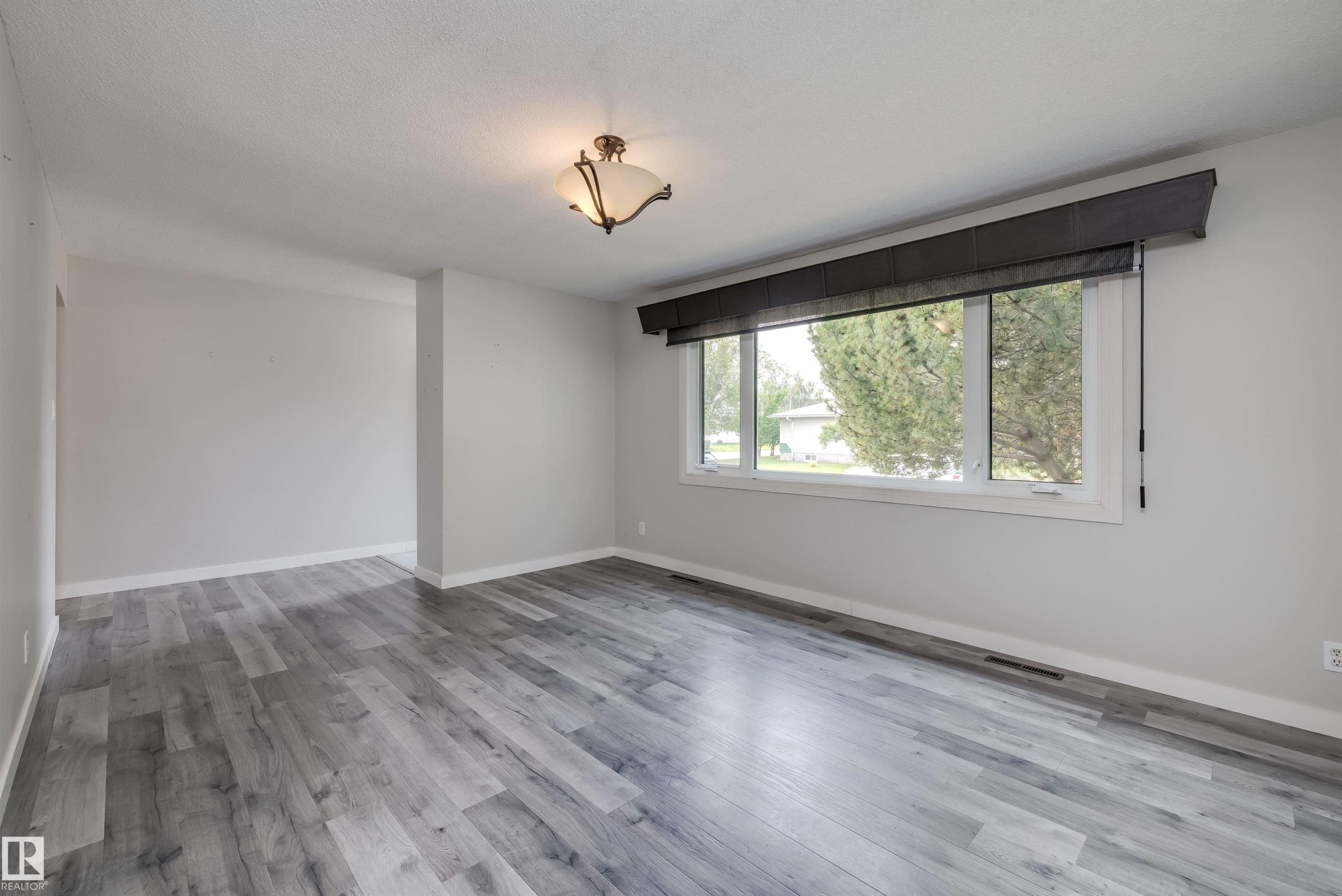 13207 77 Street Nw, Edmonton, AB - Indoor Photo Showing Other Room