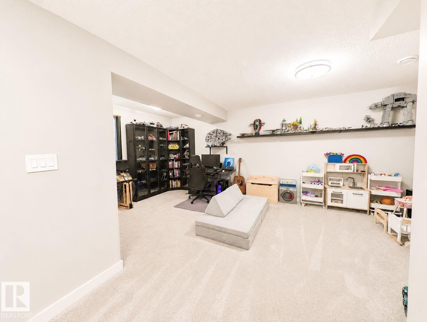 Wall-to-wall carpeting with light-colored walls and ceiling, featuring an overhead flush-mount light fixture - 10516 76 Street Nw, Edmonton, AB
