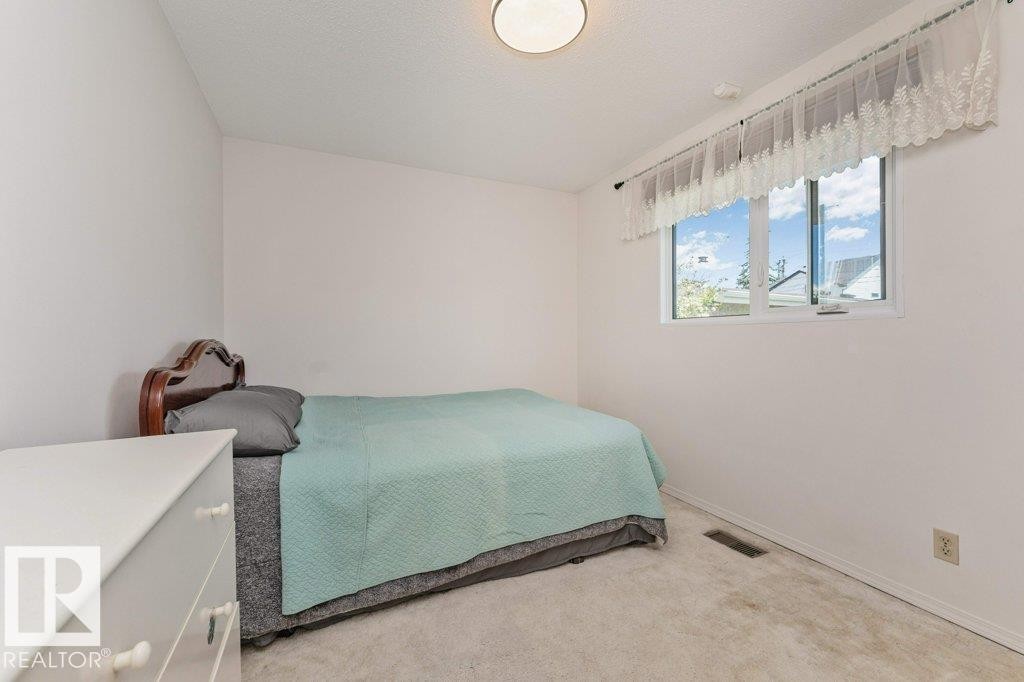 Light-filled room featuring a single window, recessed ceiling light fixture, and neutral-toned wall-to-wall carpeting - 11415 56 Avenue Nw, Edmonton, AB