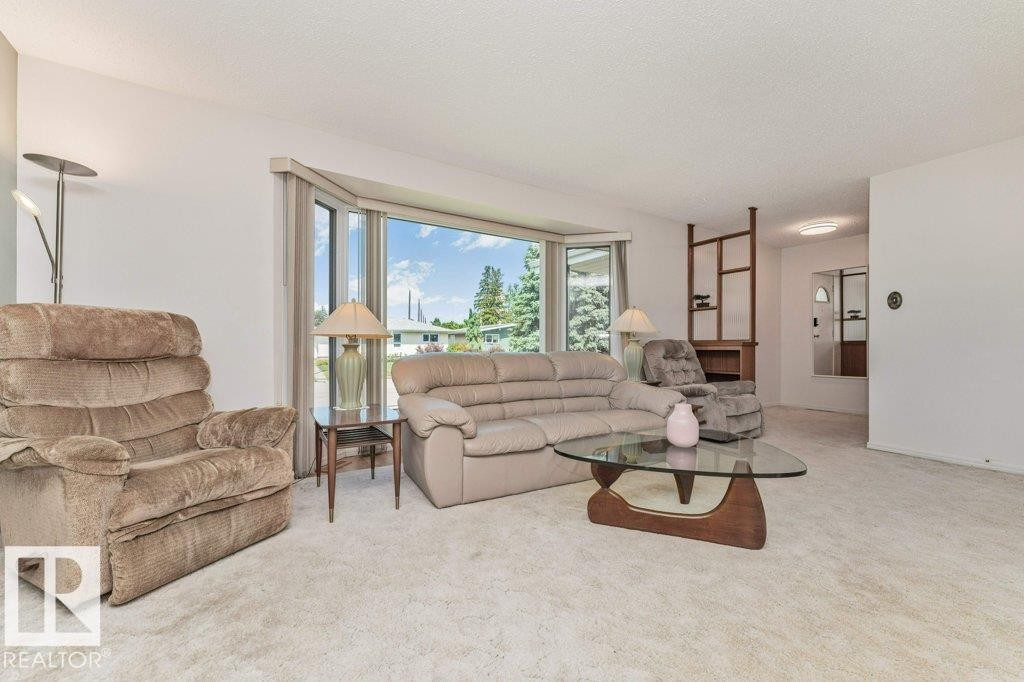 Bay window with multiple panes of glass - 11415 56 Avenue Nw, Edmonton, AB