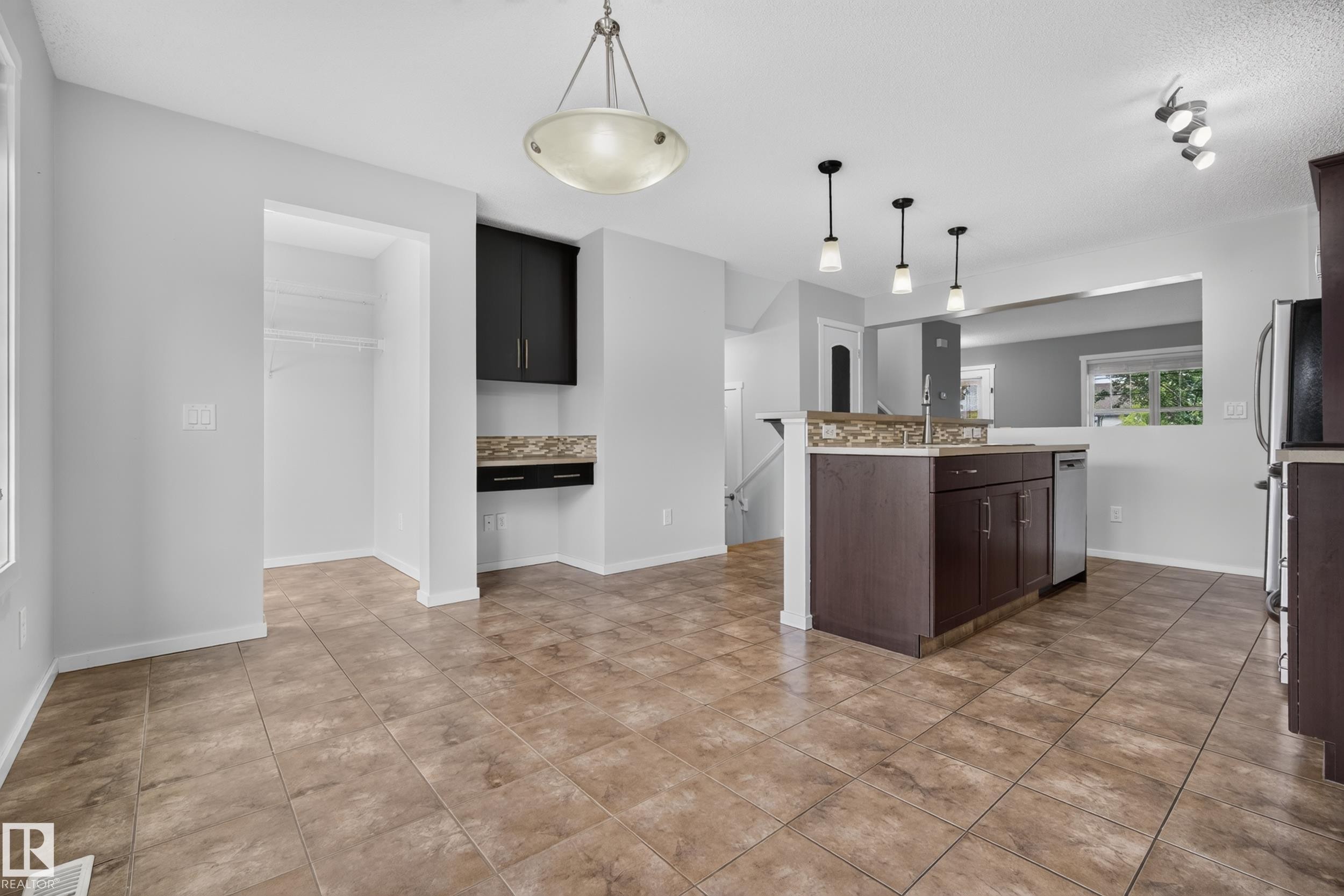 5241 2A Avenue Sw, Edmonton, AB