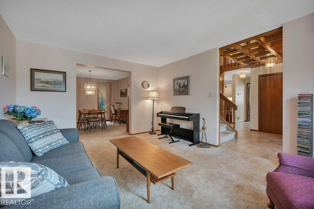 1403 69 Street Nw, Edmonton, AB - Indoor Photo Showing Living Room