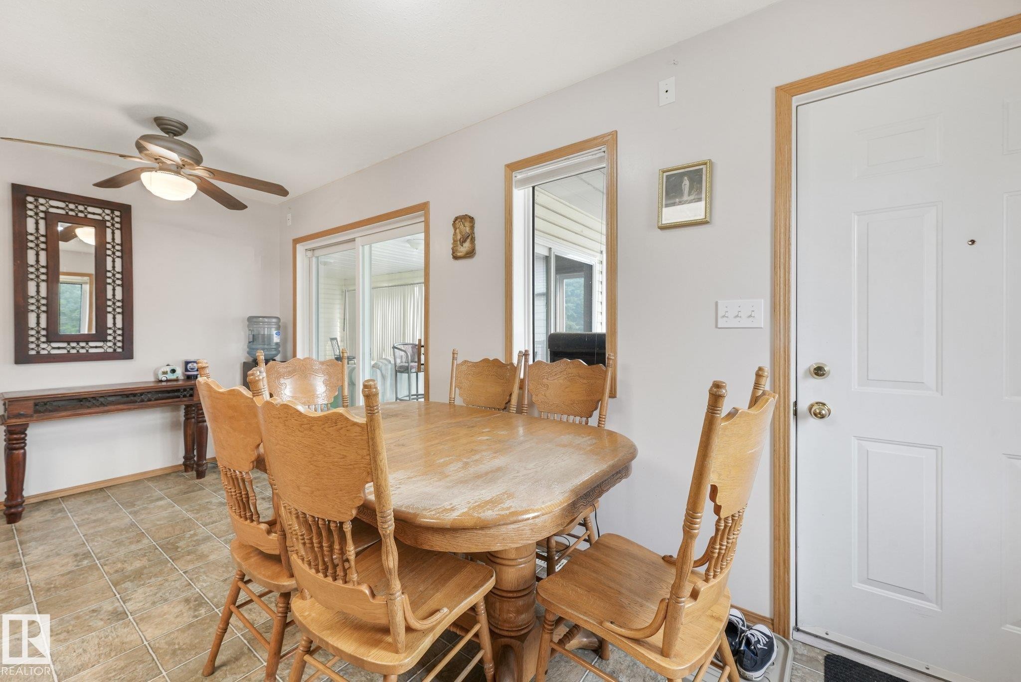 Dining area with neutral wall paint and wood-finish trim - 54 Buskmose Dr, Rural Wetaskiwin County, AB - Indoor Photo Showing Dining Room