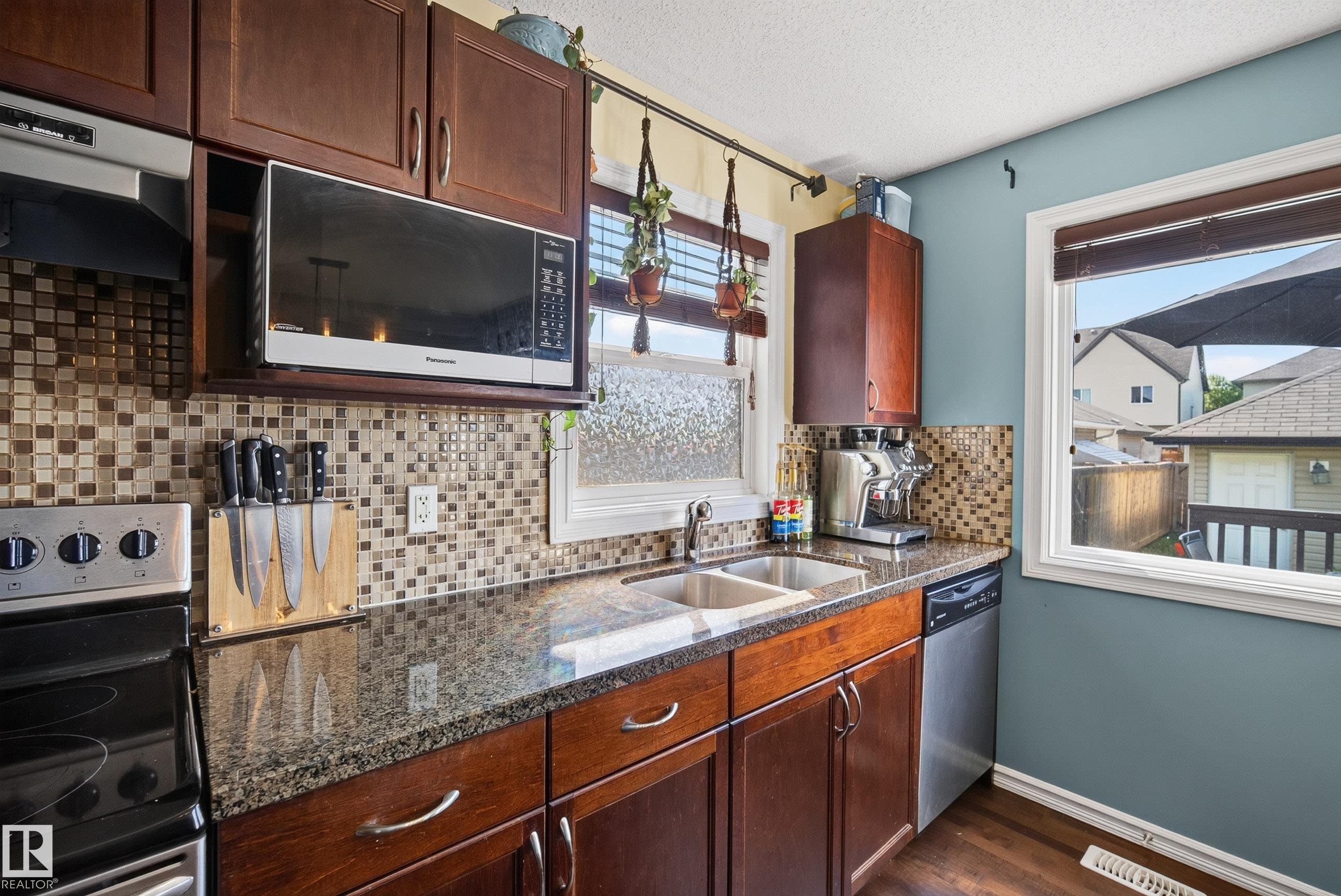 3003 20 Avenue Nw, Edmonton, AB